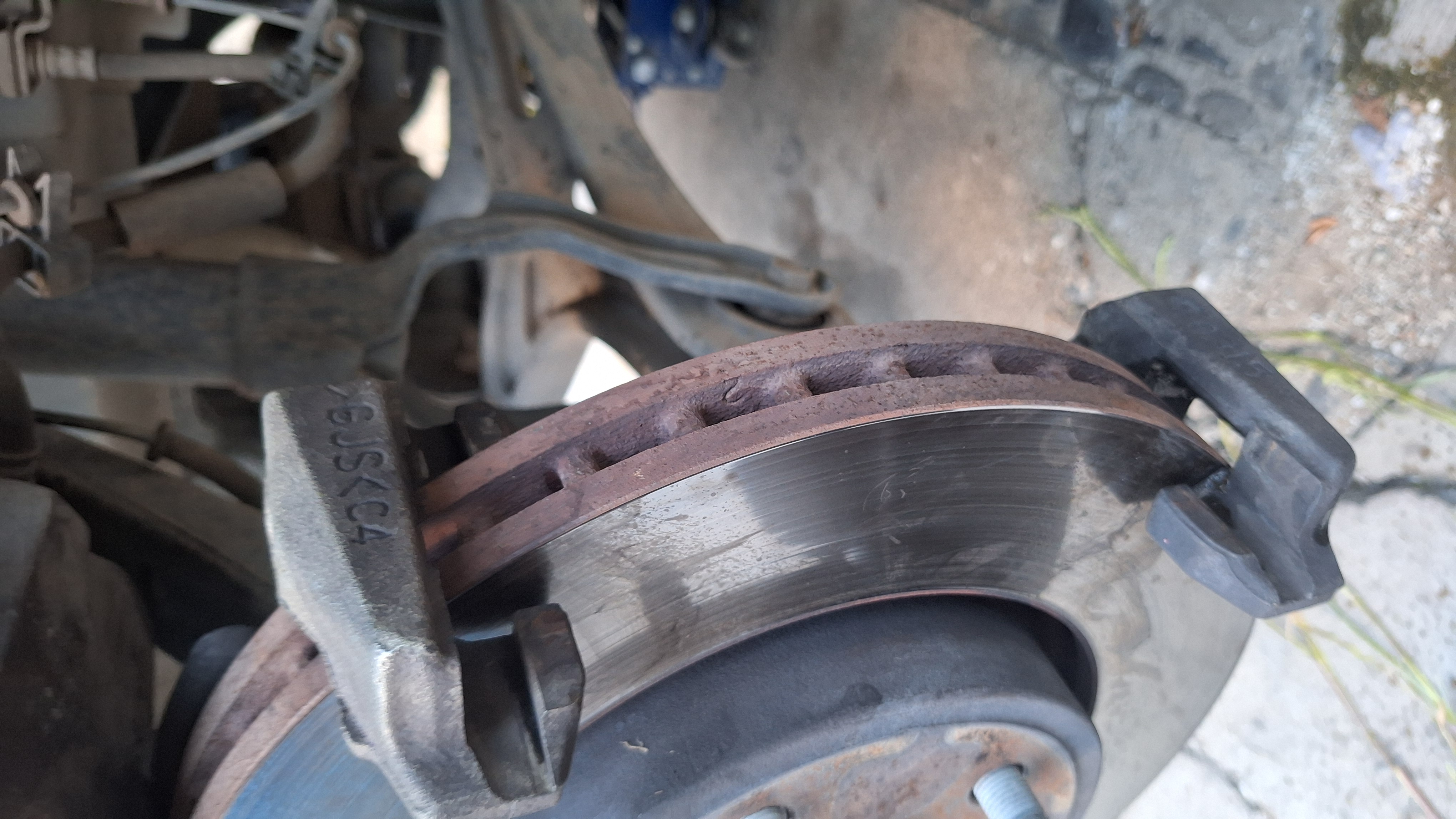 Balatas delanteras desmontadas de Jeep Cherokee