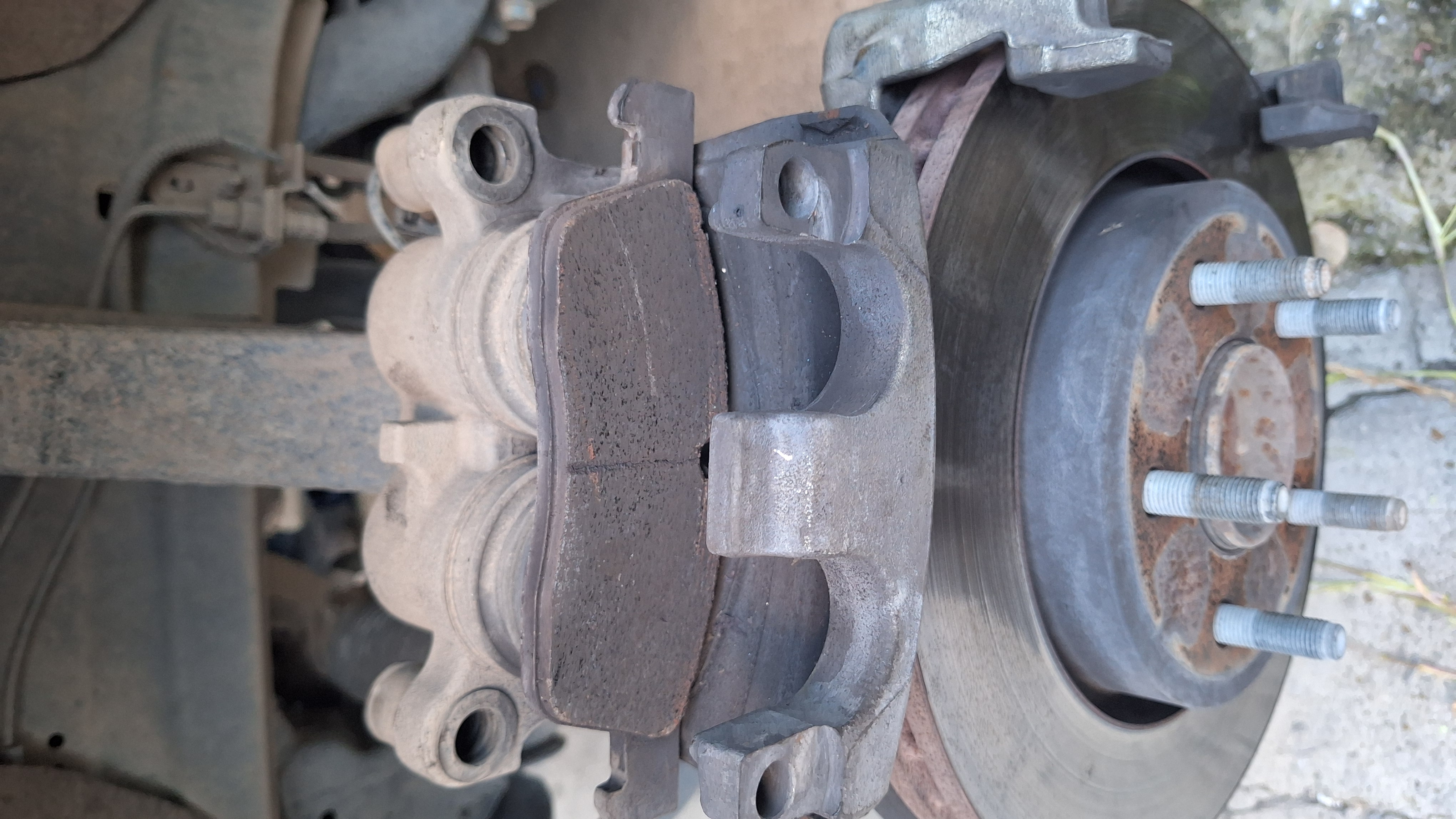 Balatas delanteras usadas de Jeep Cherokee con desgaste visible