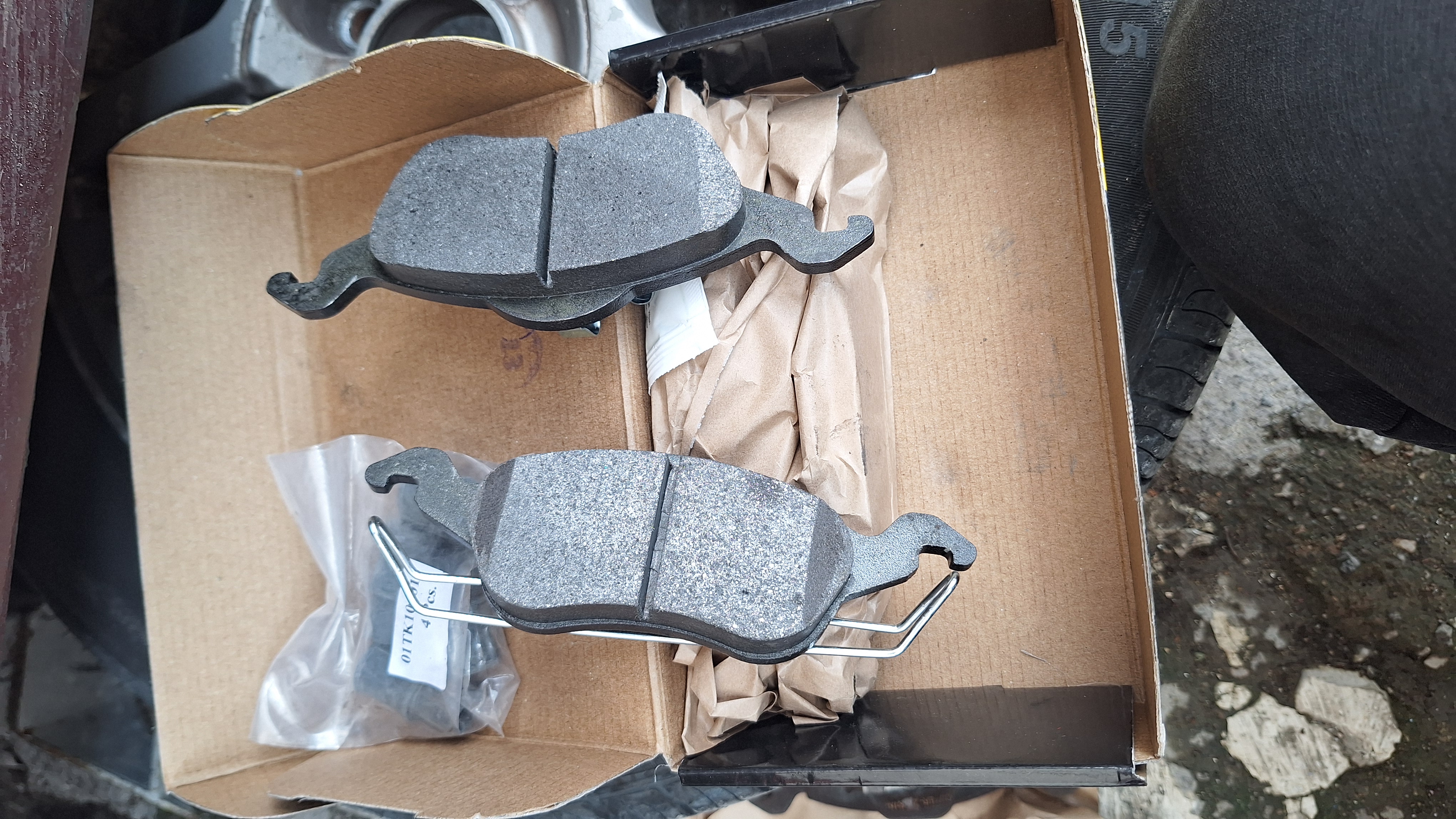 Balatas delanteras nuevas para Ford Focus 2006