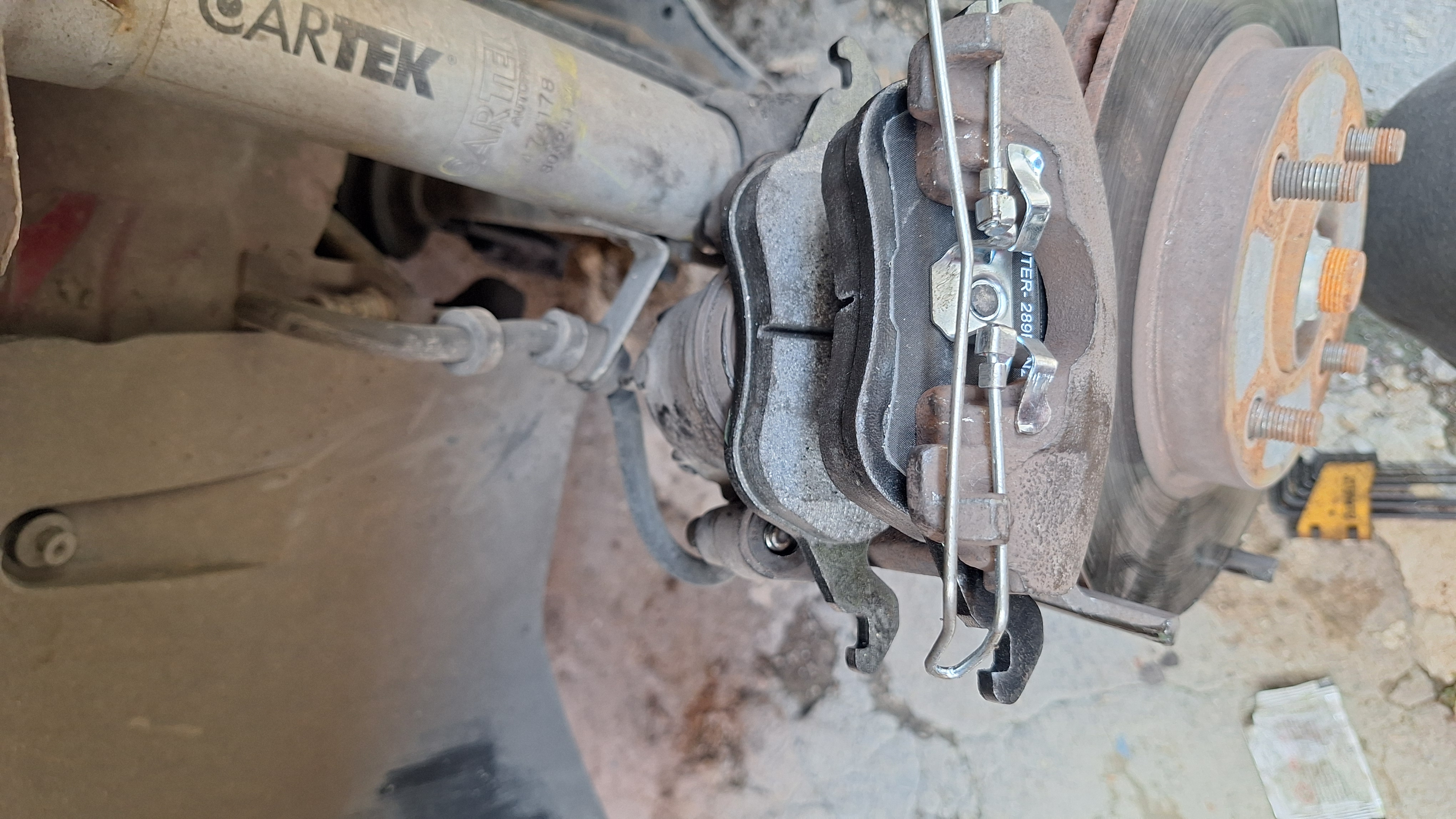 Balatas delanteras nuevas montadas en Ford Focus 2006