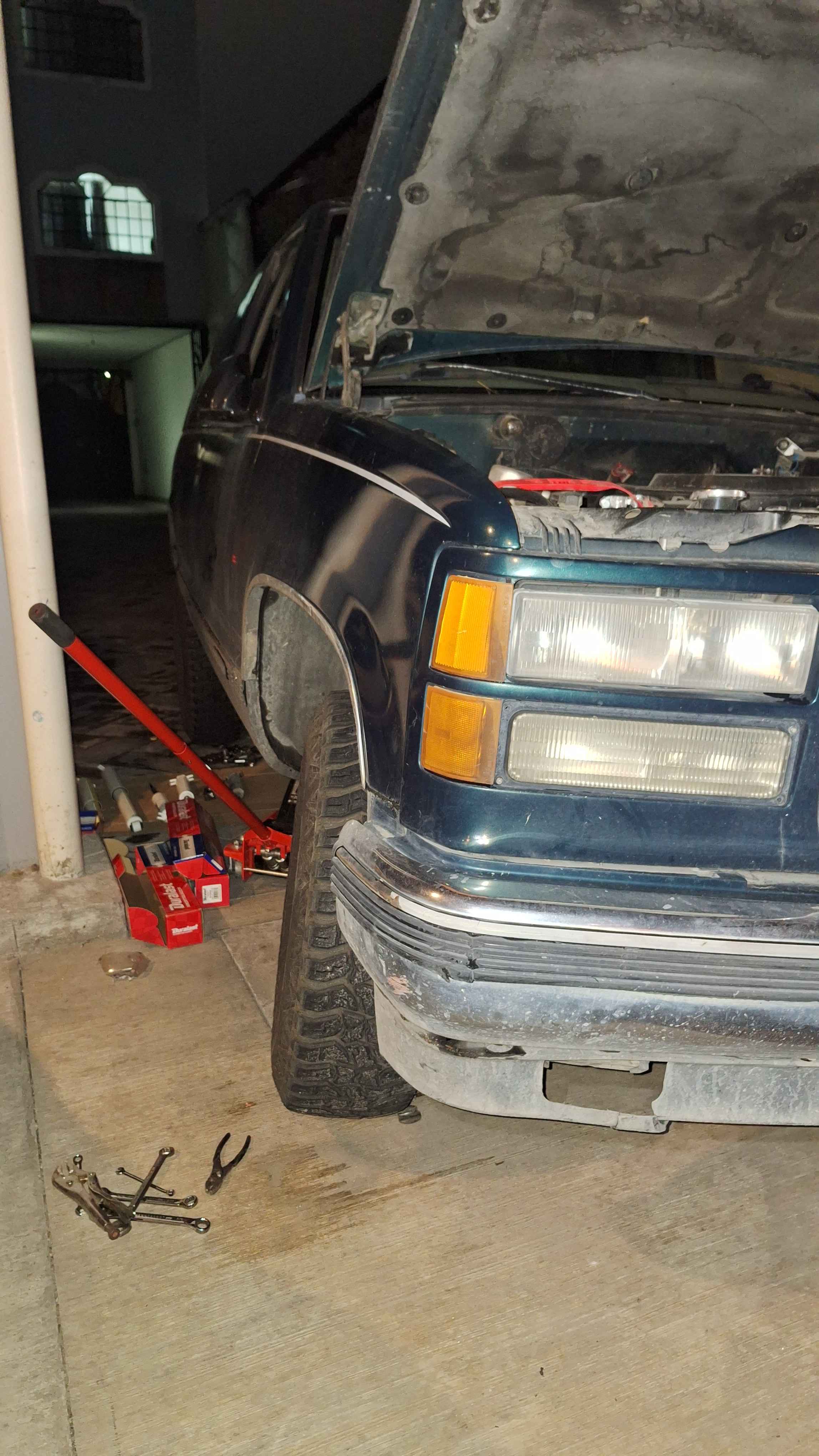 Chevrolet Silverado en servicio de cambio de amortiguadores en Guadalajara