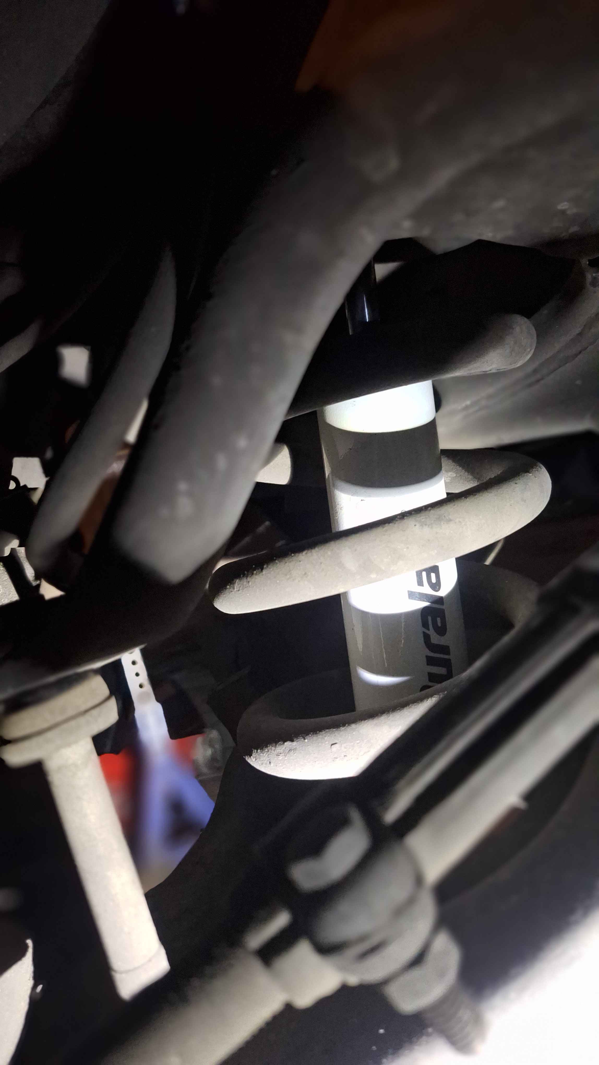 Cambio de amortiguador delantero izquierdo en Chevrolet Silverado en Guadalajara