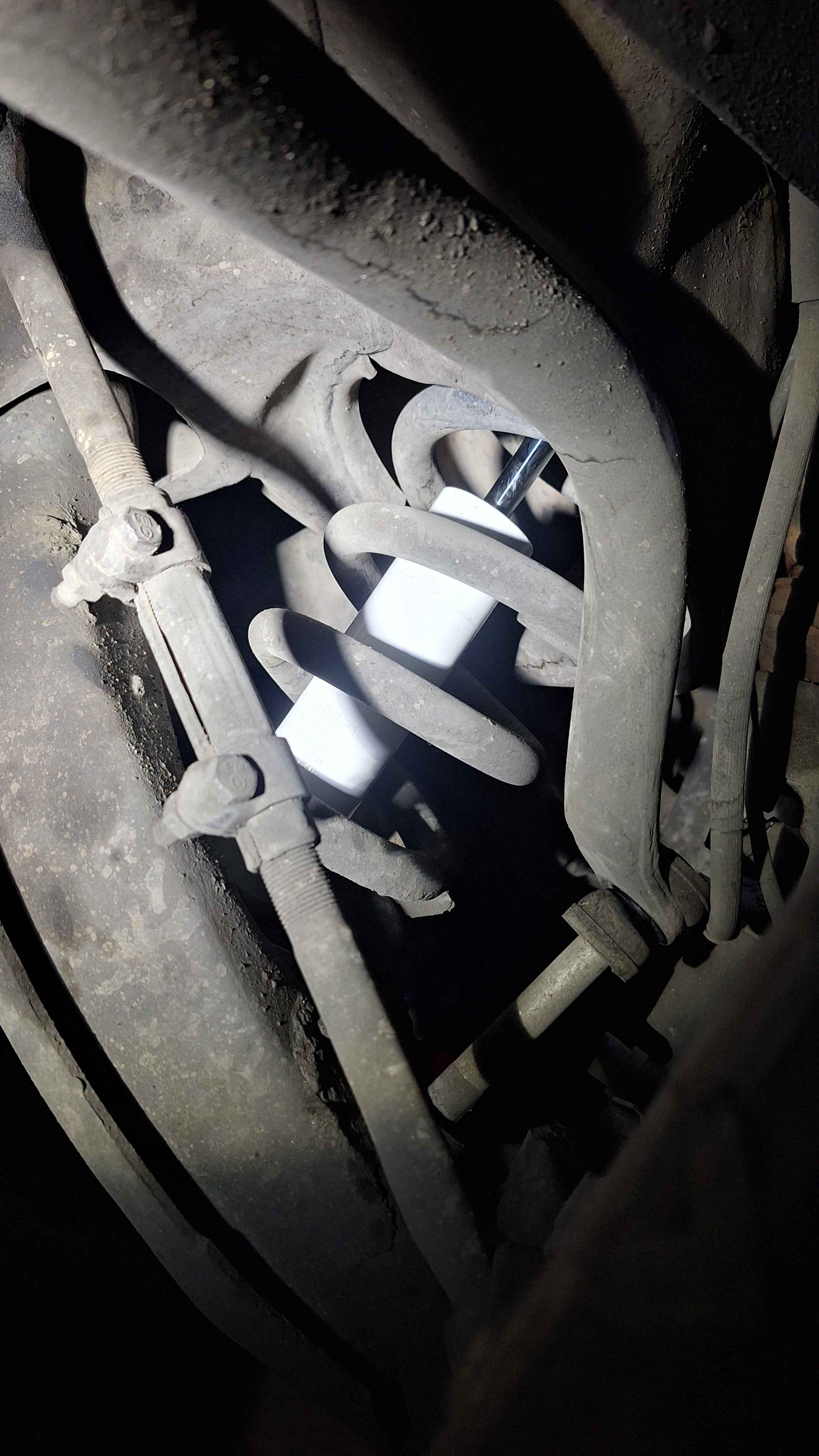 Cambio de amortiguador delantero derecho en Chevrolet Silverado en Guadalajara