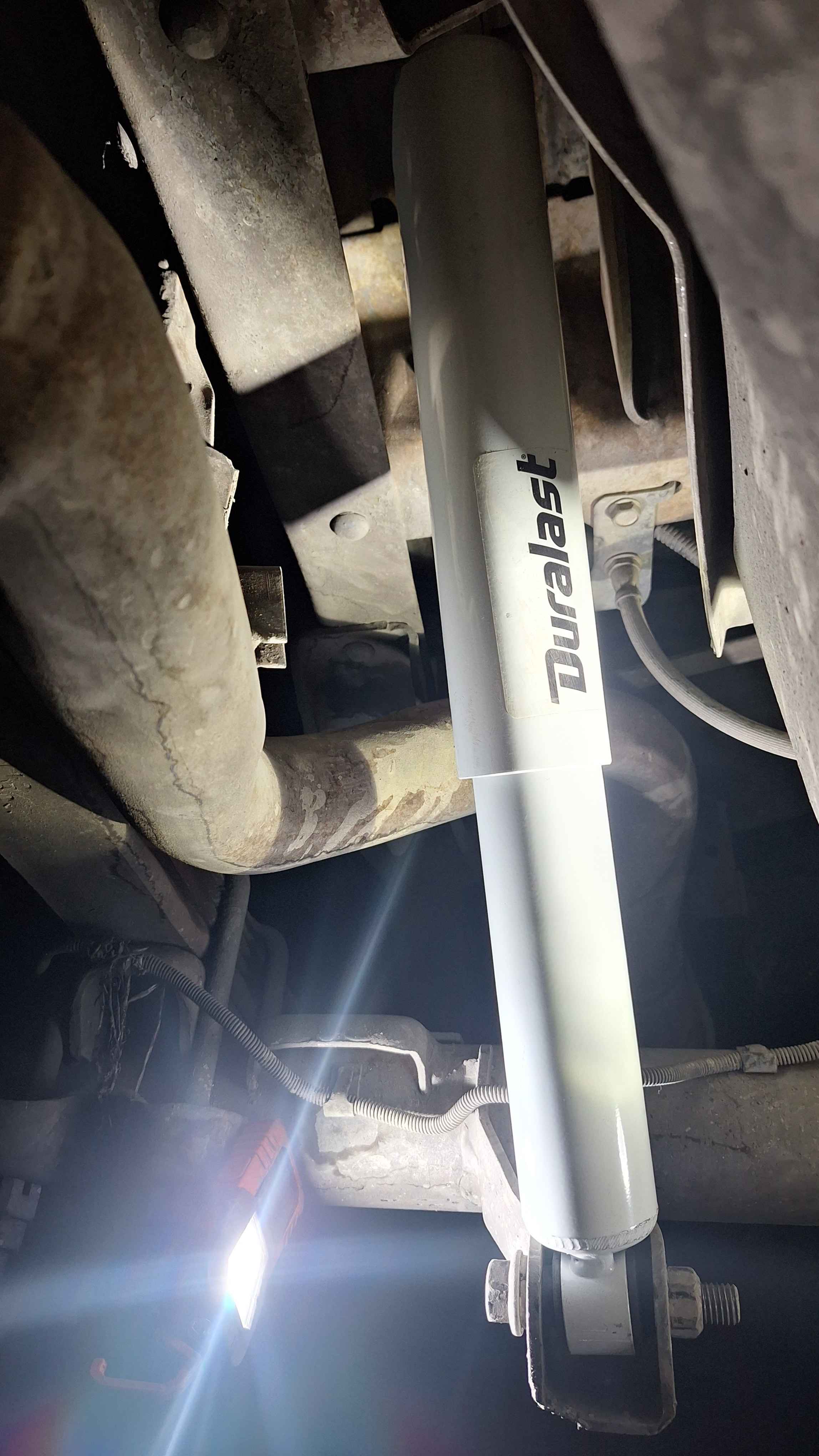 Servicio de amortiguador trasero derecho en Chevrolet Silverado en Guadalajara