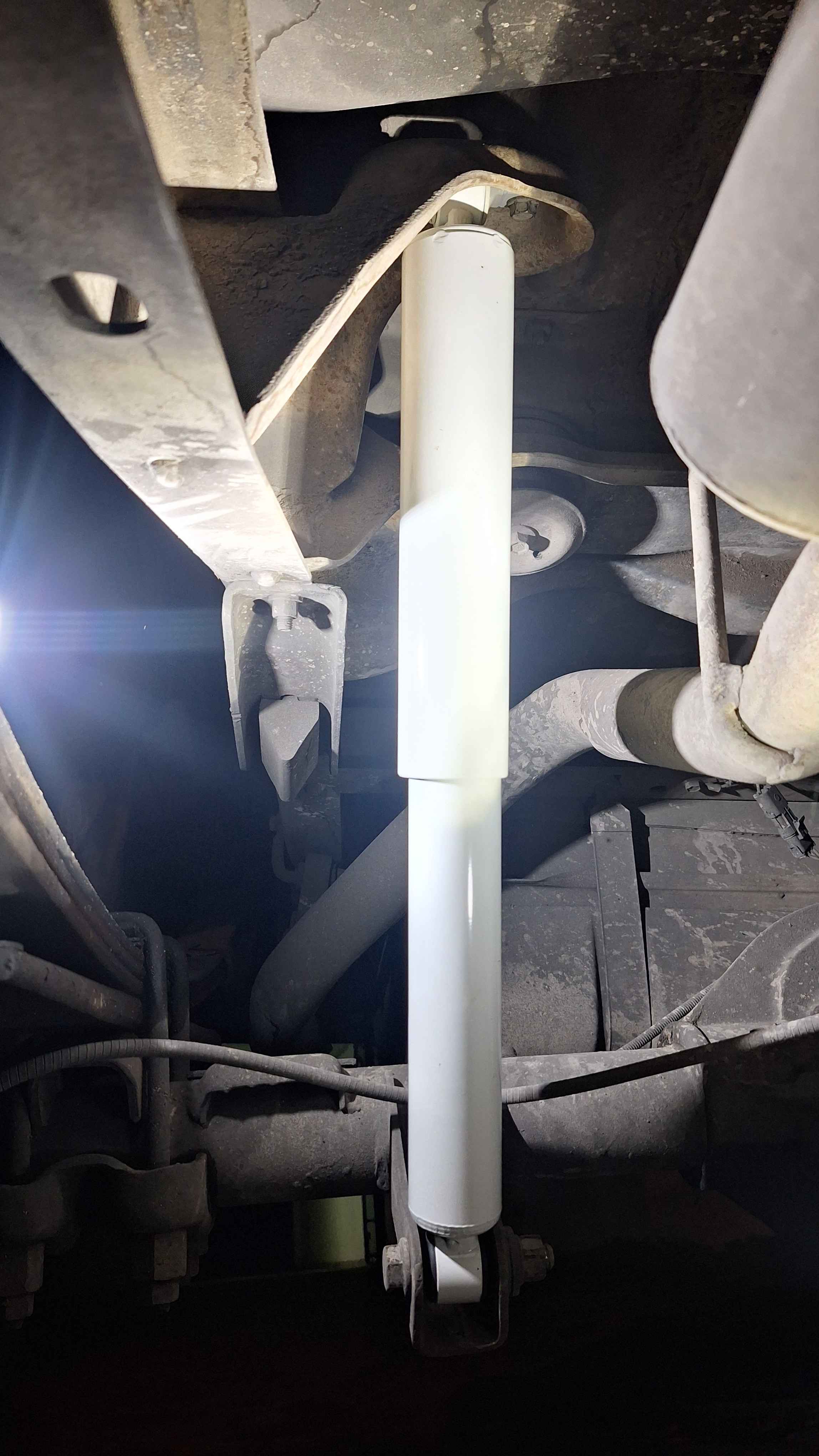 Detalle del amortiguador trasero derecho nuevo en Chevrolet Silverado en Guadalajara