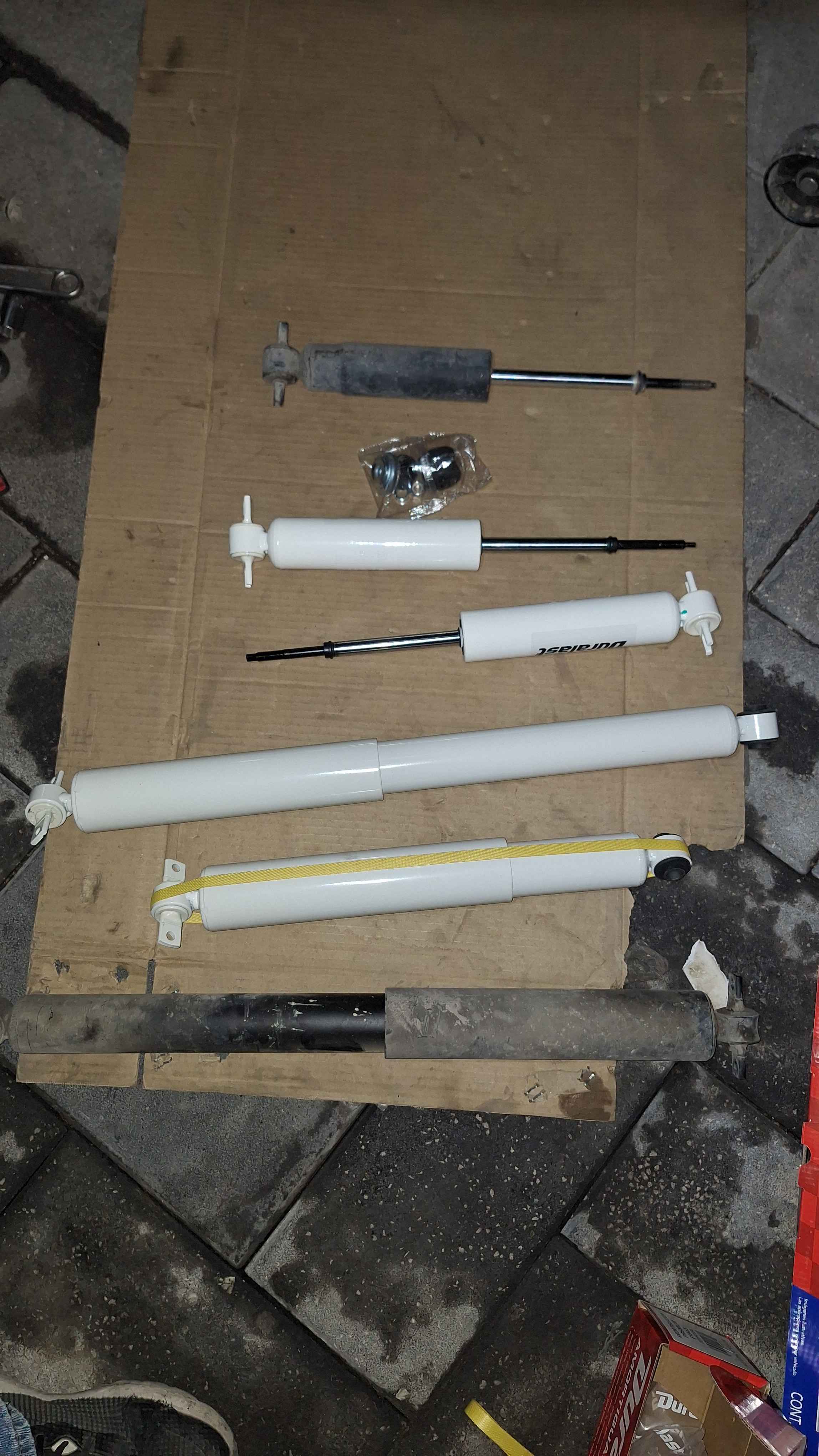 Juego de amortiguadores nuevos para Chevrolet Silverado en Guadalajara