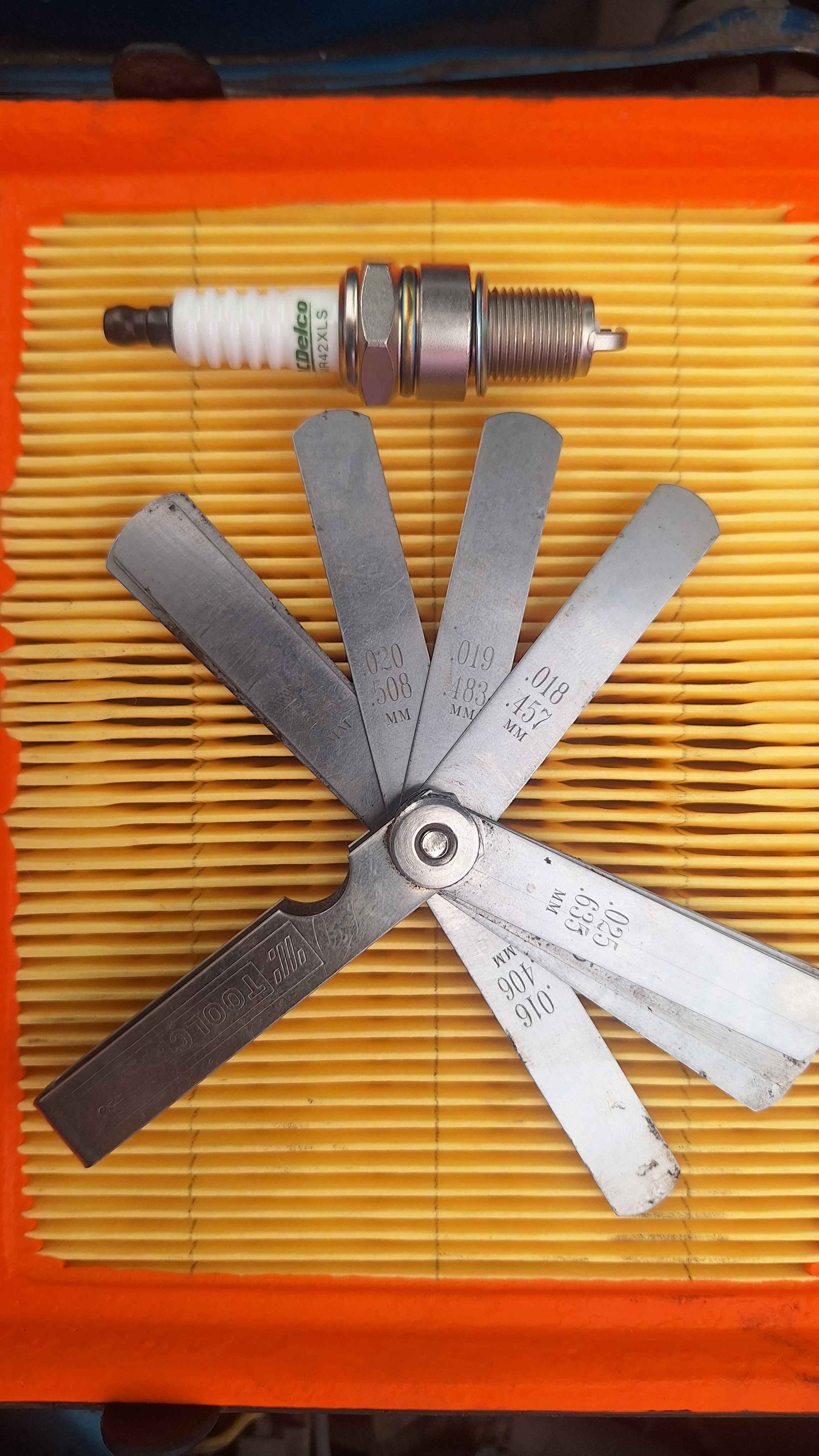 Cambio de filtro de aire durante afinación de Chevy en Guadalajara