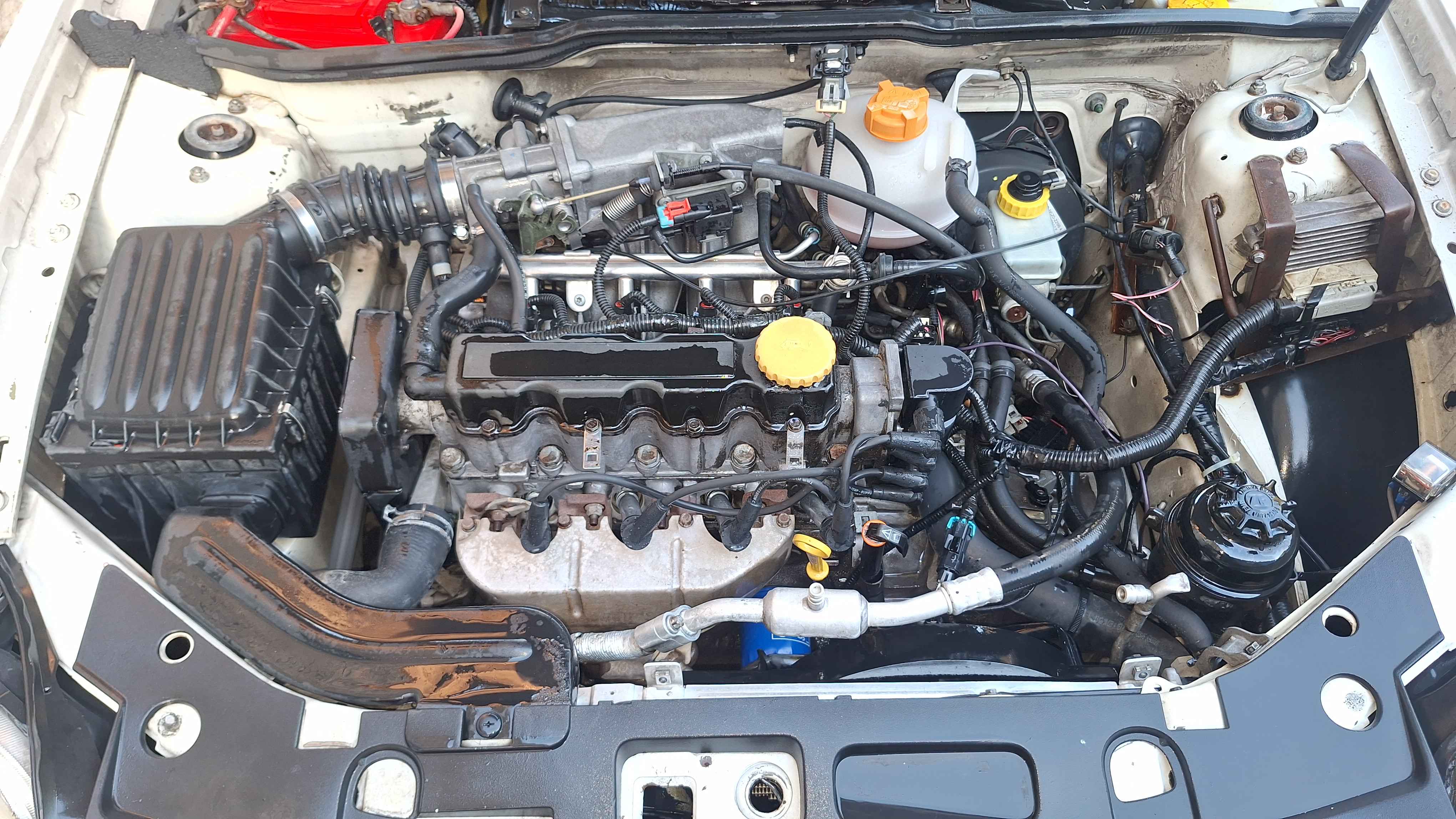 Chevy blanco con afinaci&oacute;n mayor y lavado de motor en Guadalajara