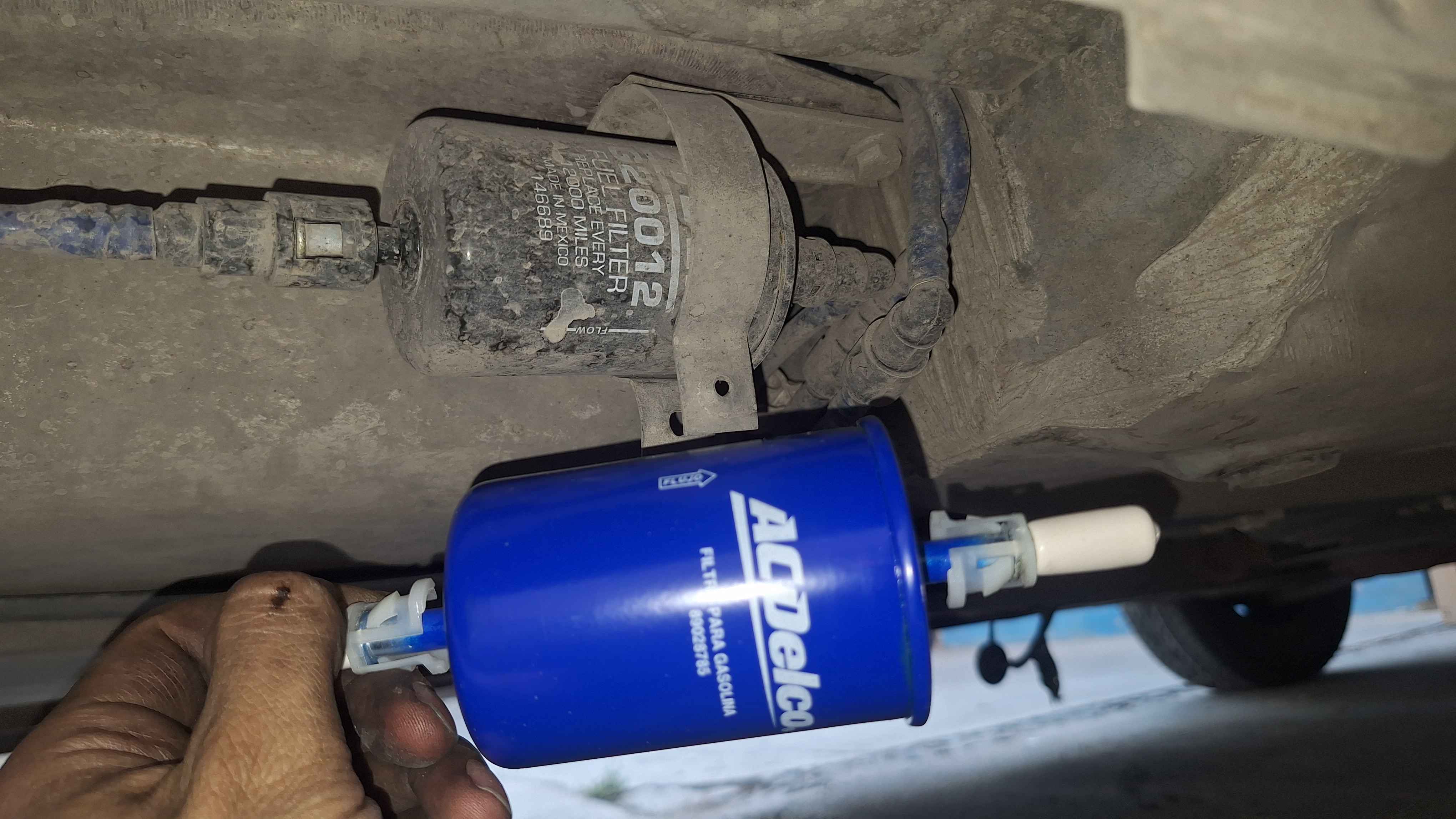 Cambio de filtro de gasolina en Chevy durante afinaci&oacute;n mayor en Guadalajara