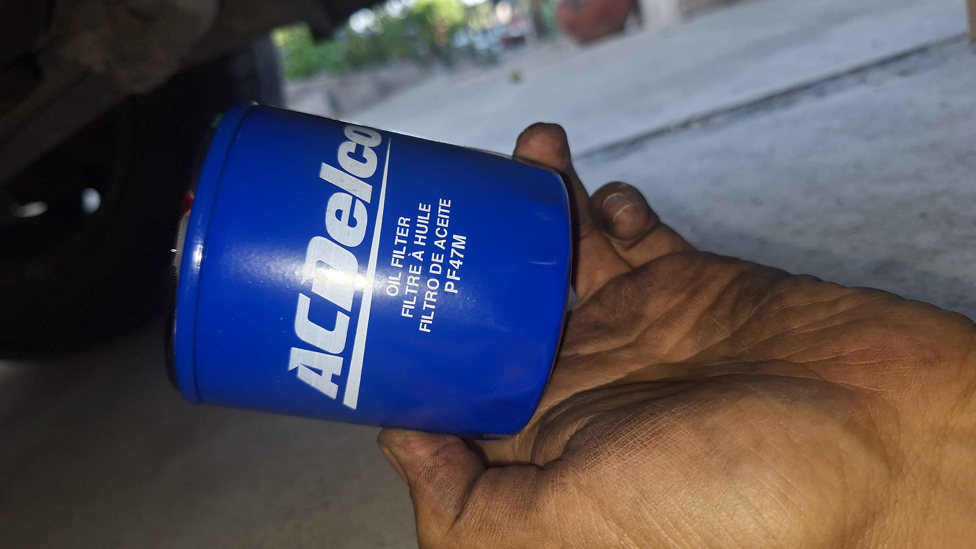 Filtro de aceite nuevo instalado durante afinaci&oacute;n de Chevy en Guadalajara