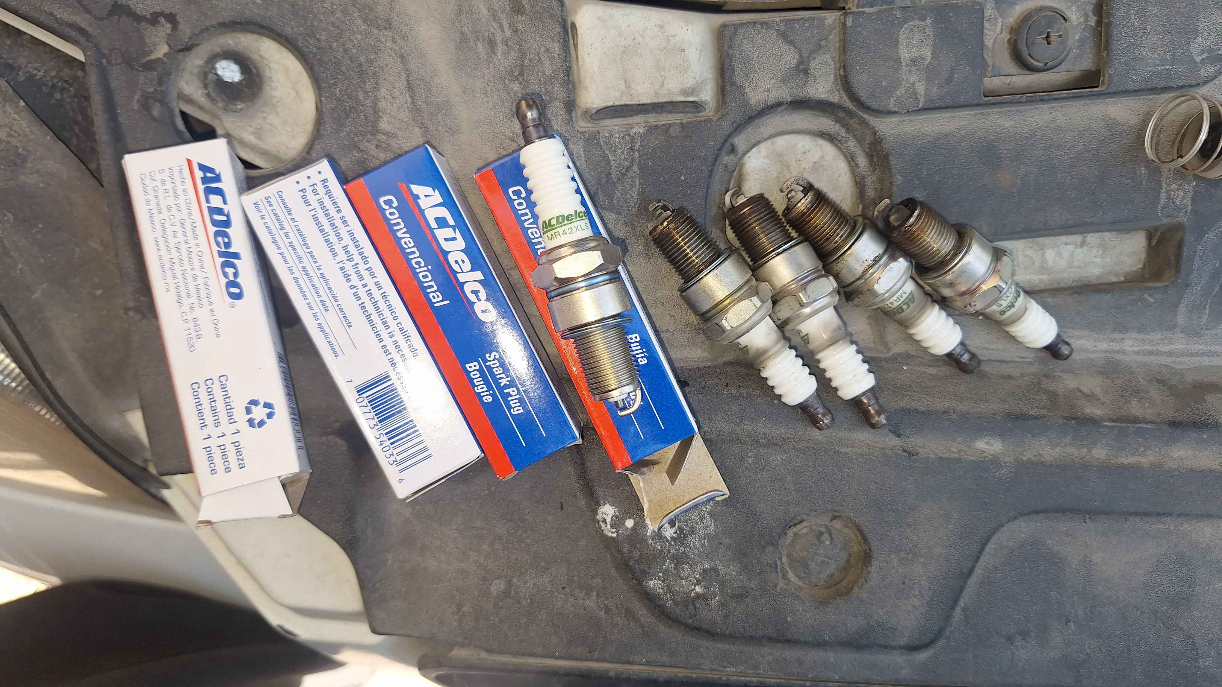Cambio de buj&iacute;as en Chevy durante afinaci&oacute;n mayor en Guadalajara