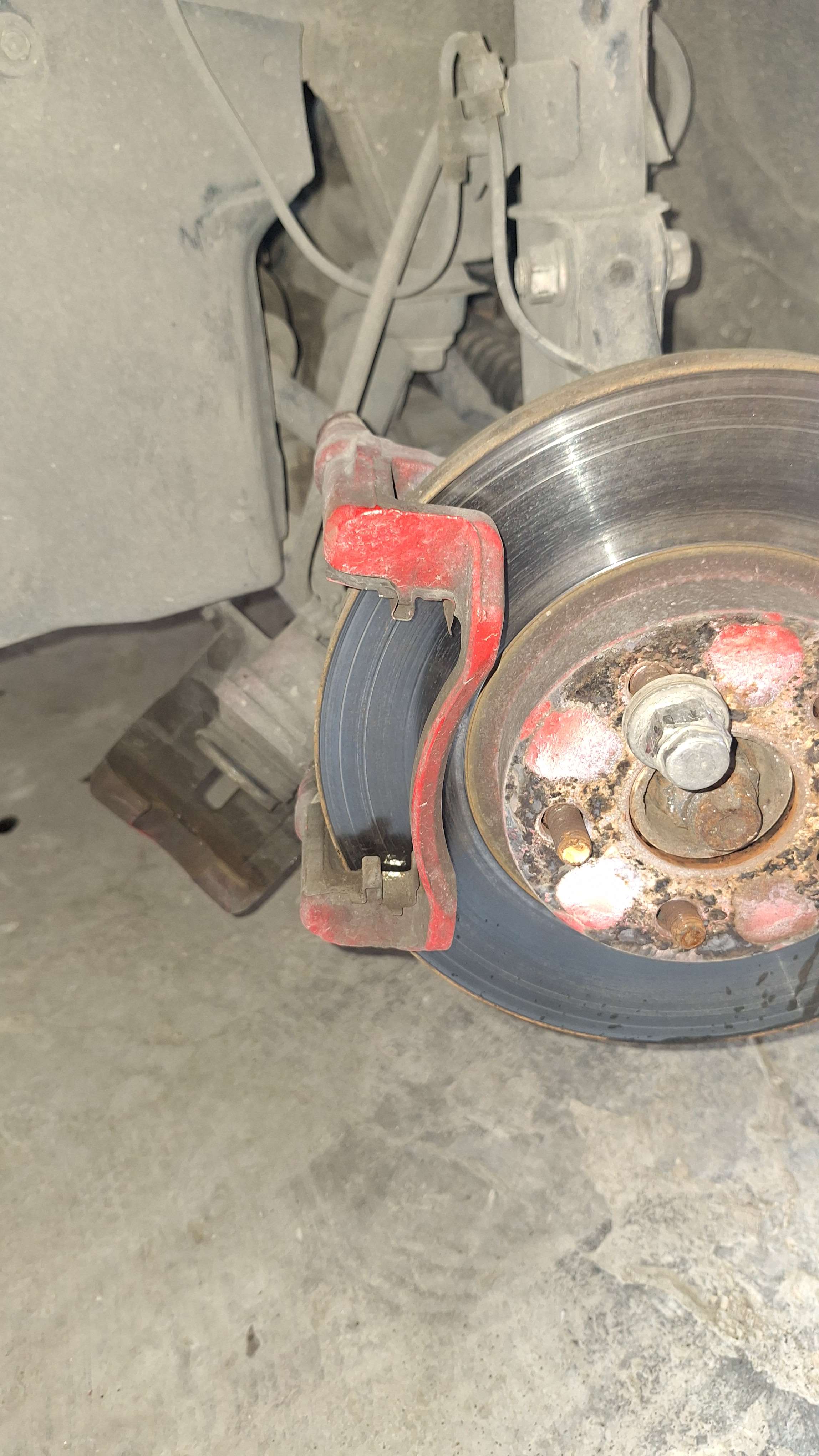 Revisi&oacute;n de calipers en Toyota Corolla 2003 durante servicio de frenos