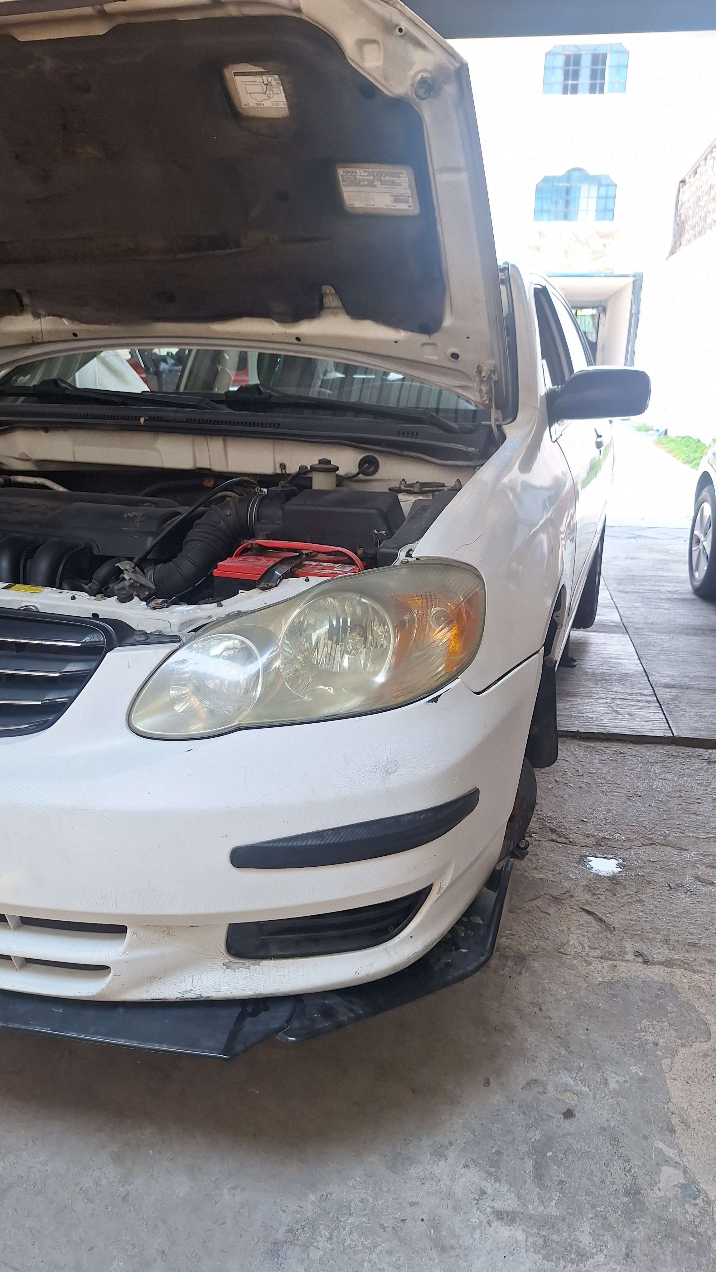 Toyota Corolla 2003 en servicio de cambio de balatas delanteras en Guadalajara