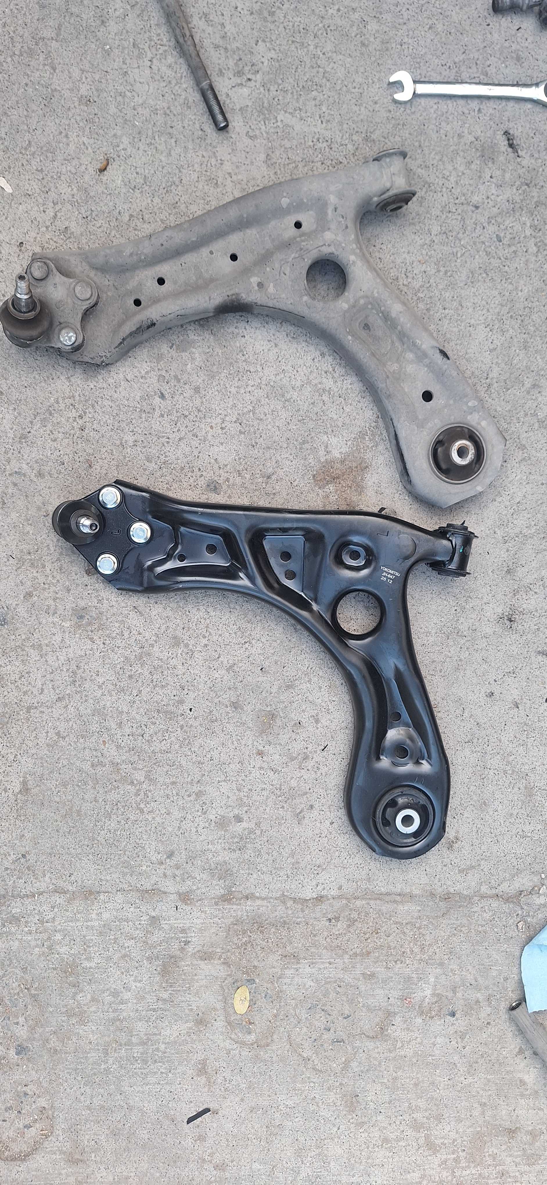 Acceso al tren delantero durante servicio de direcci&oacute;n en Ford Fiesta en Guadalajara