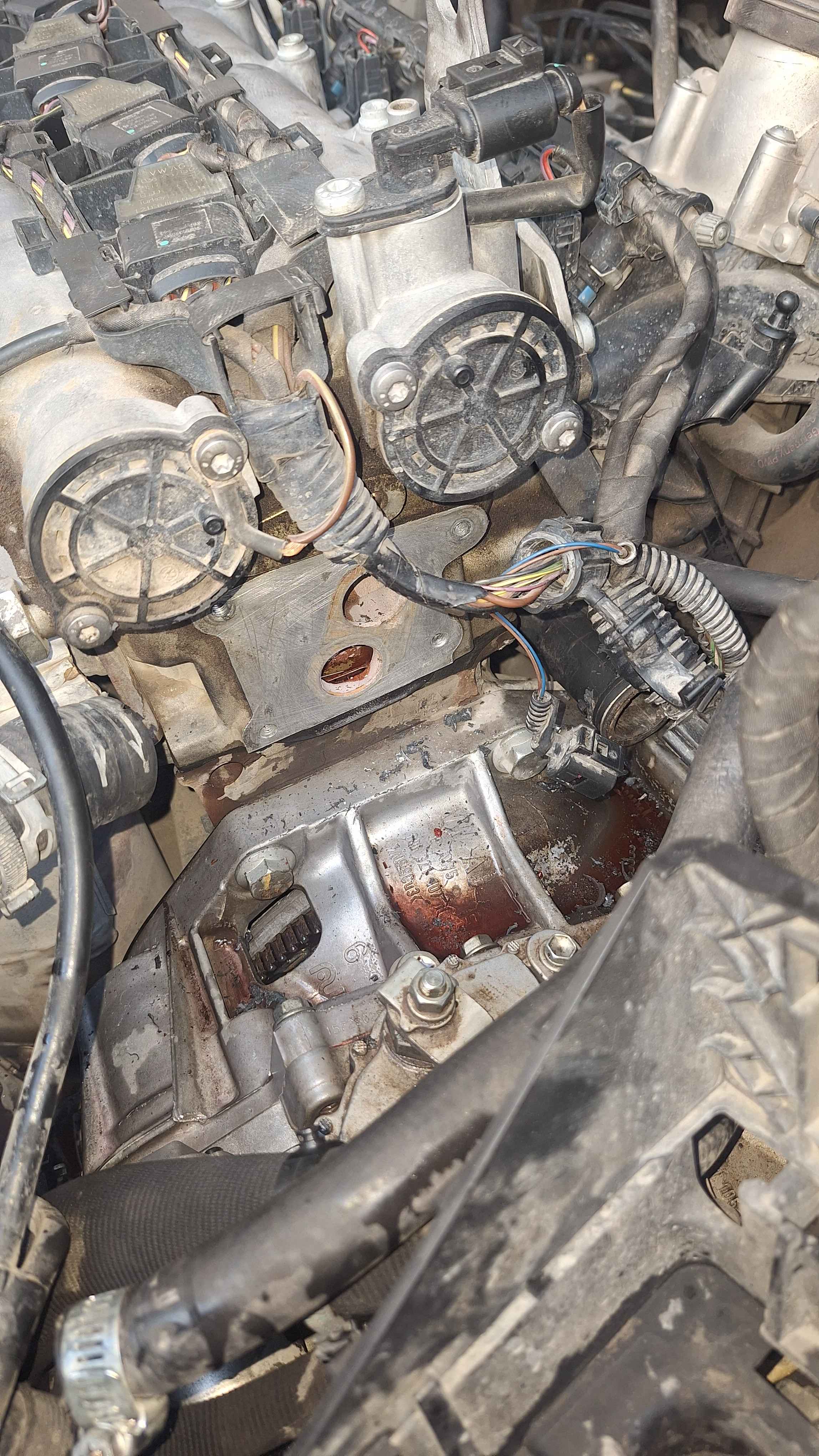 Desmontaje de toma de termostato da&ntilde;ada en Volkswagen Vento 2017 en Guadalajara