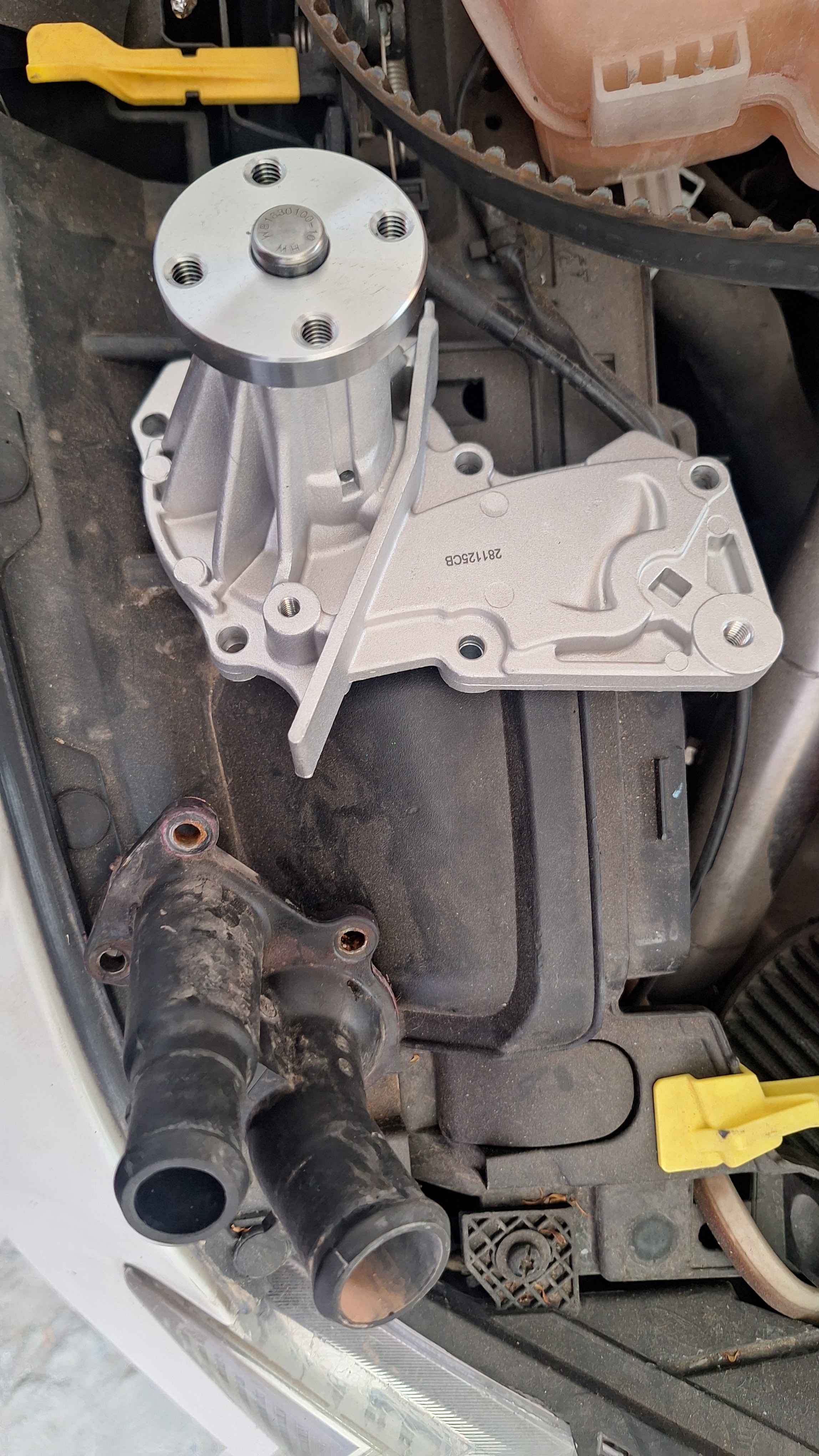 Bomba de agua nueva para Ford Fiesta durante servicio de distribuci&oacute;n