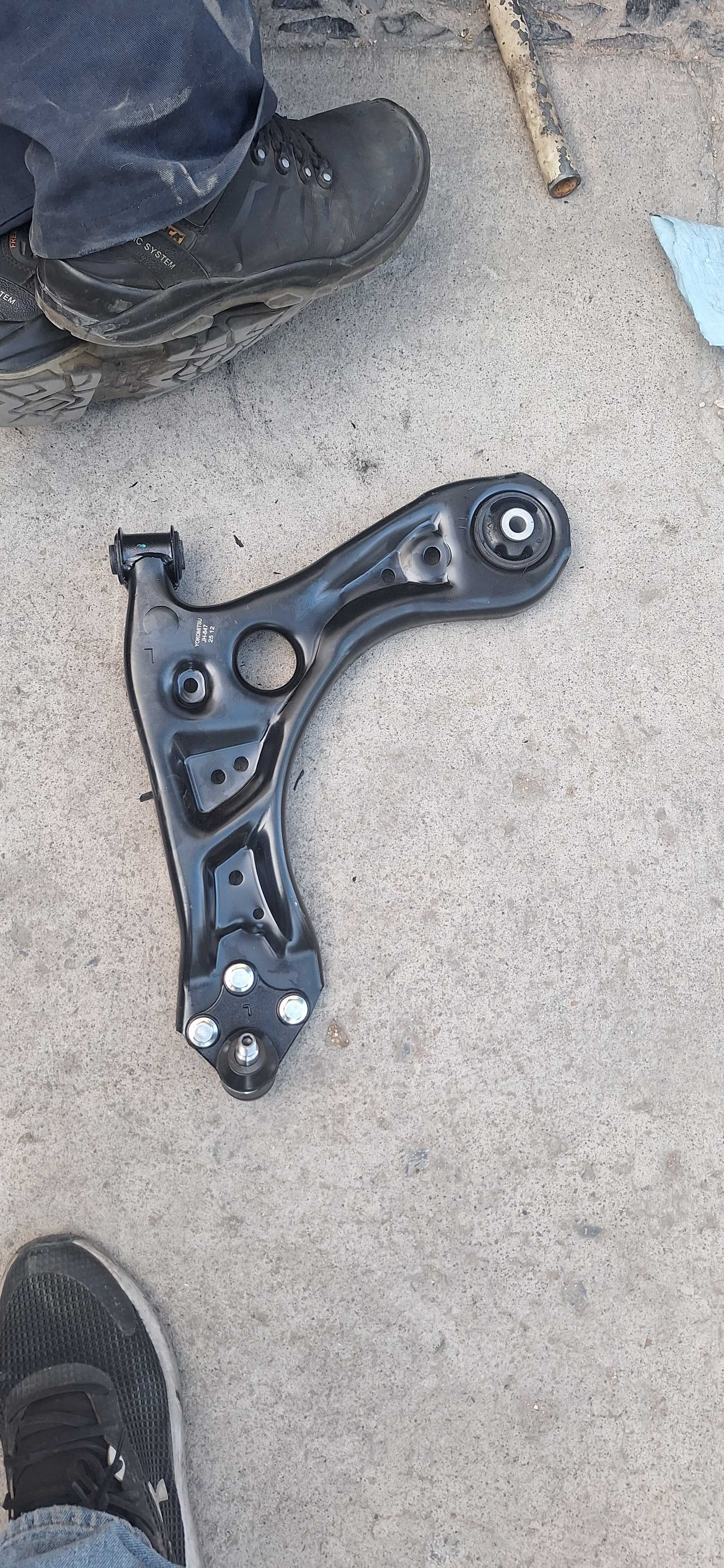 Revisi&oacute;n del lado izquierdo del tren delantero en Ford Fiesta en Guadalajara