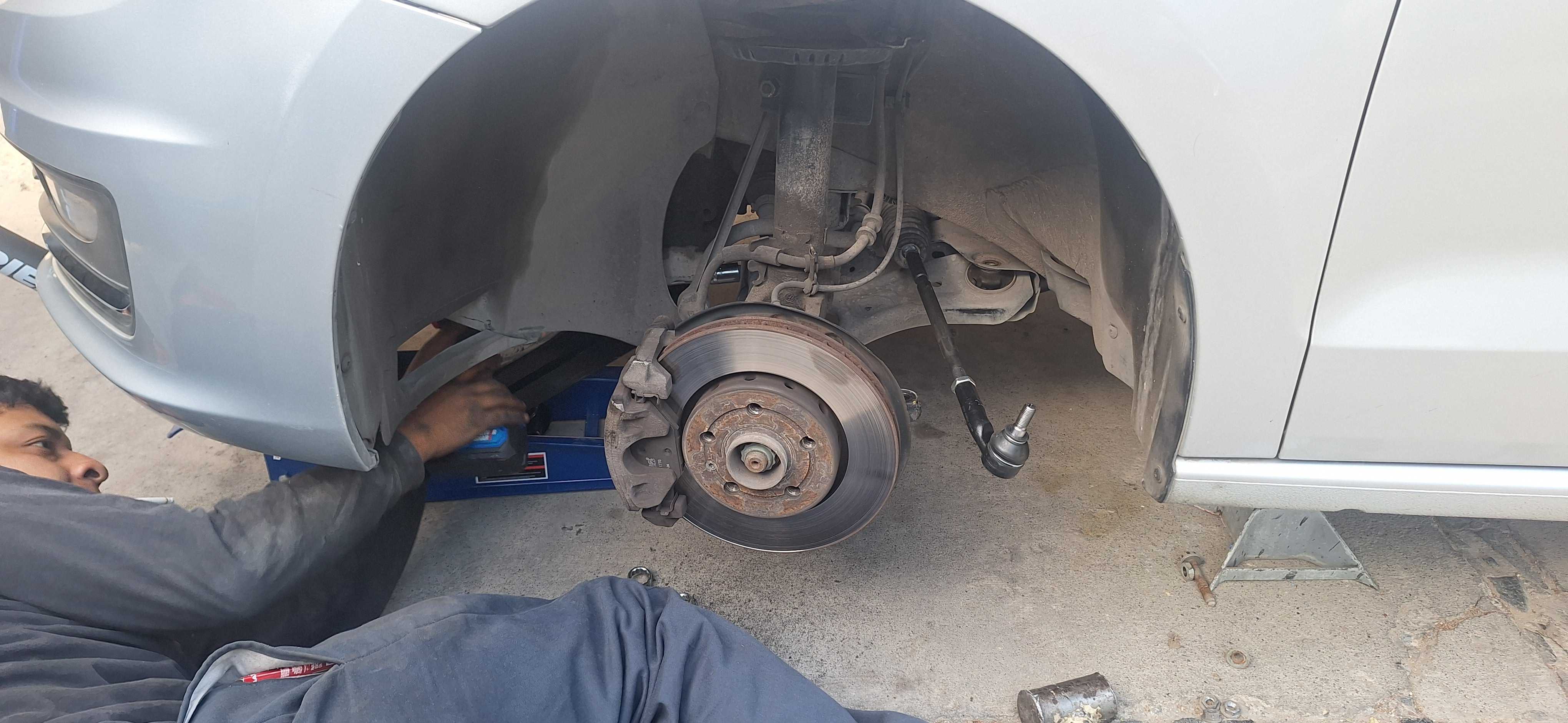 Servicio de terminales de direcci&oacute;n en Ford Fiesta en taller de Guadalajara