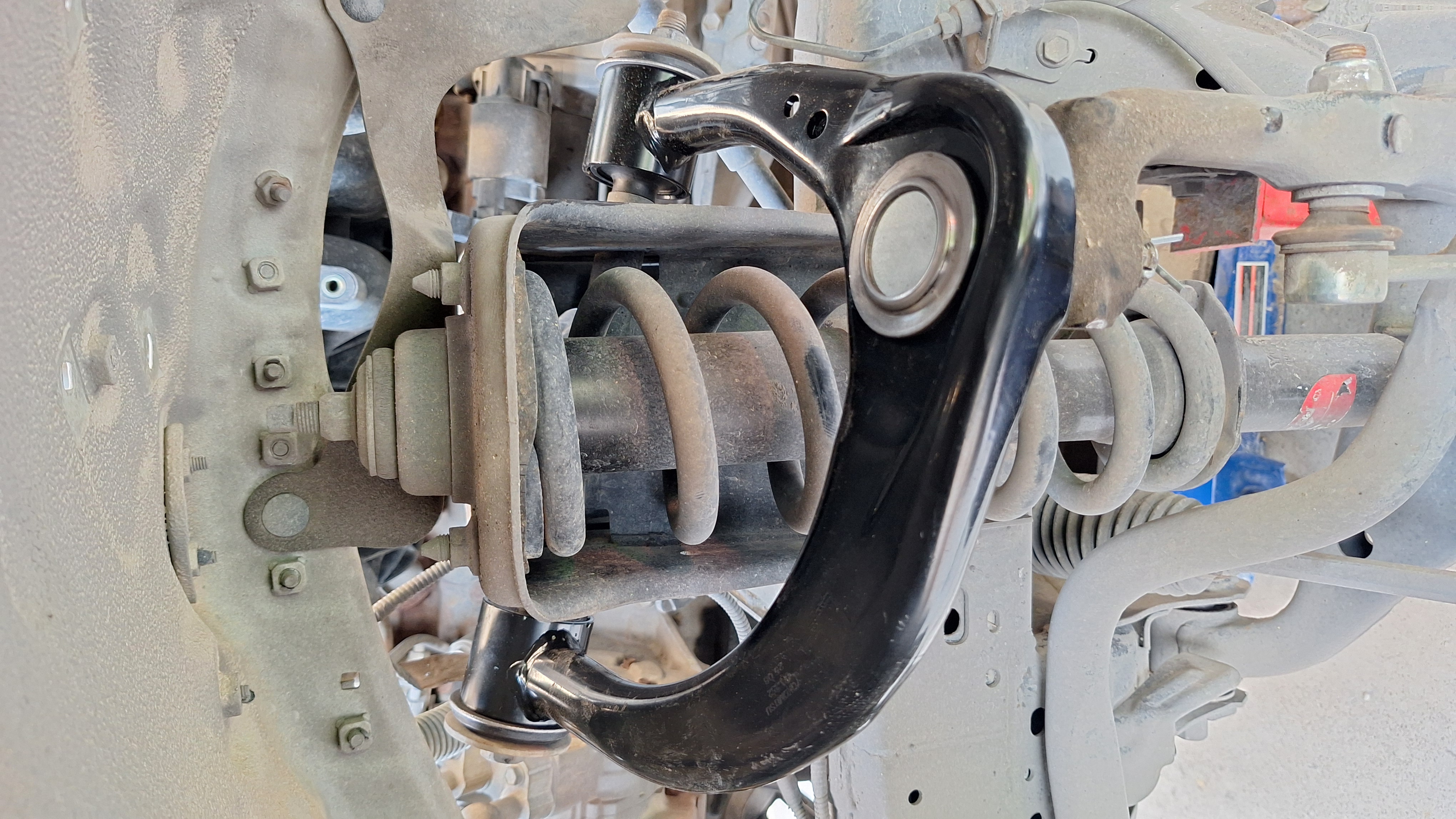 Horquilla superior nueva instalada en Toyota Hilux
