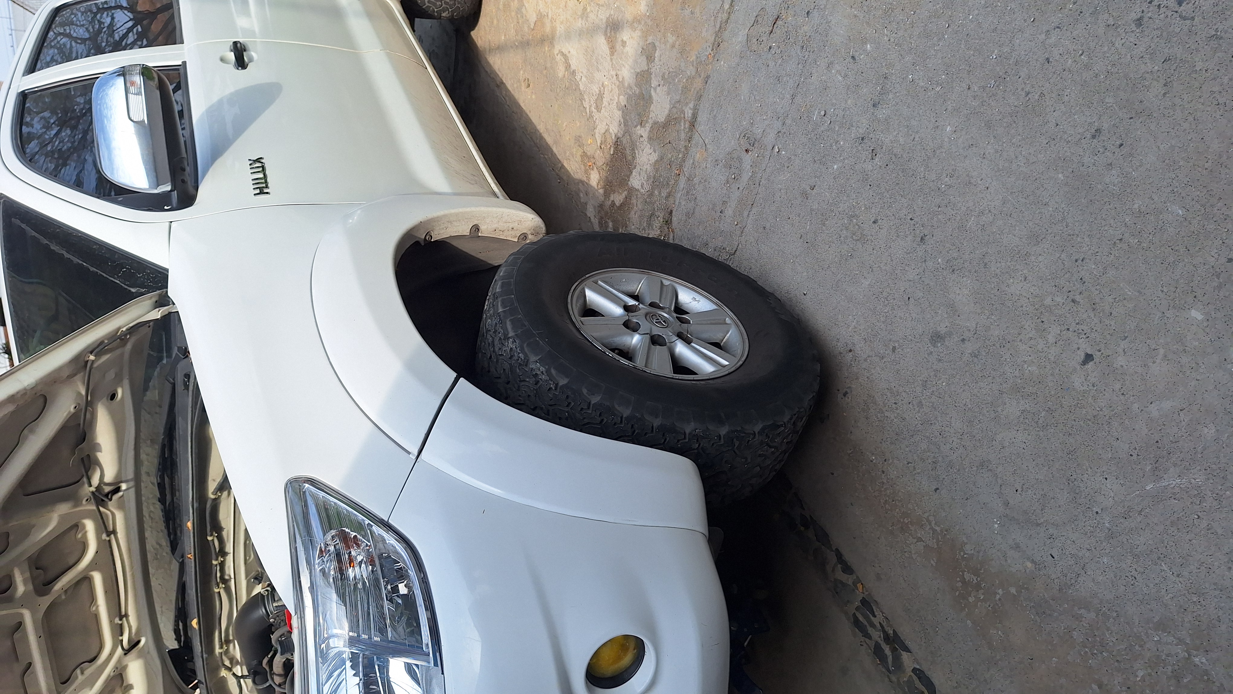Toyota Hilux en servicio de cambio de horquillas superiores en Guadalajara