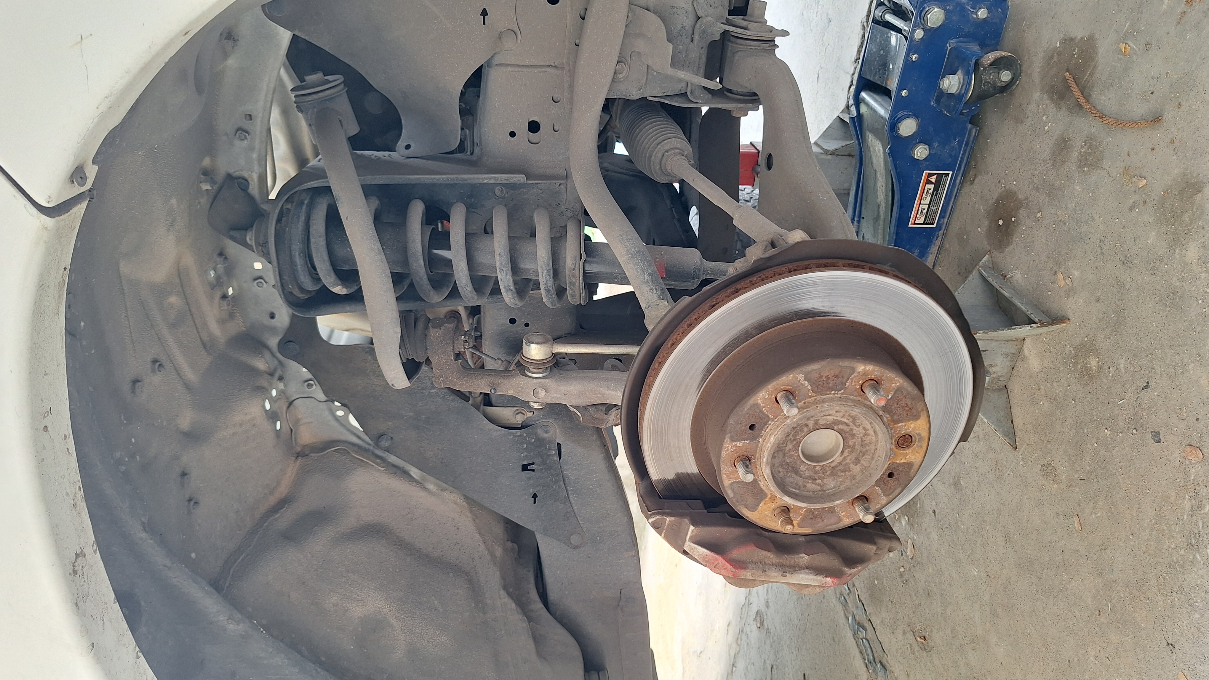 Horquilla superior usada montada en Toyota Hilux antes del reemplazo