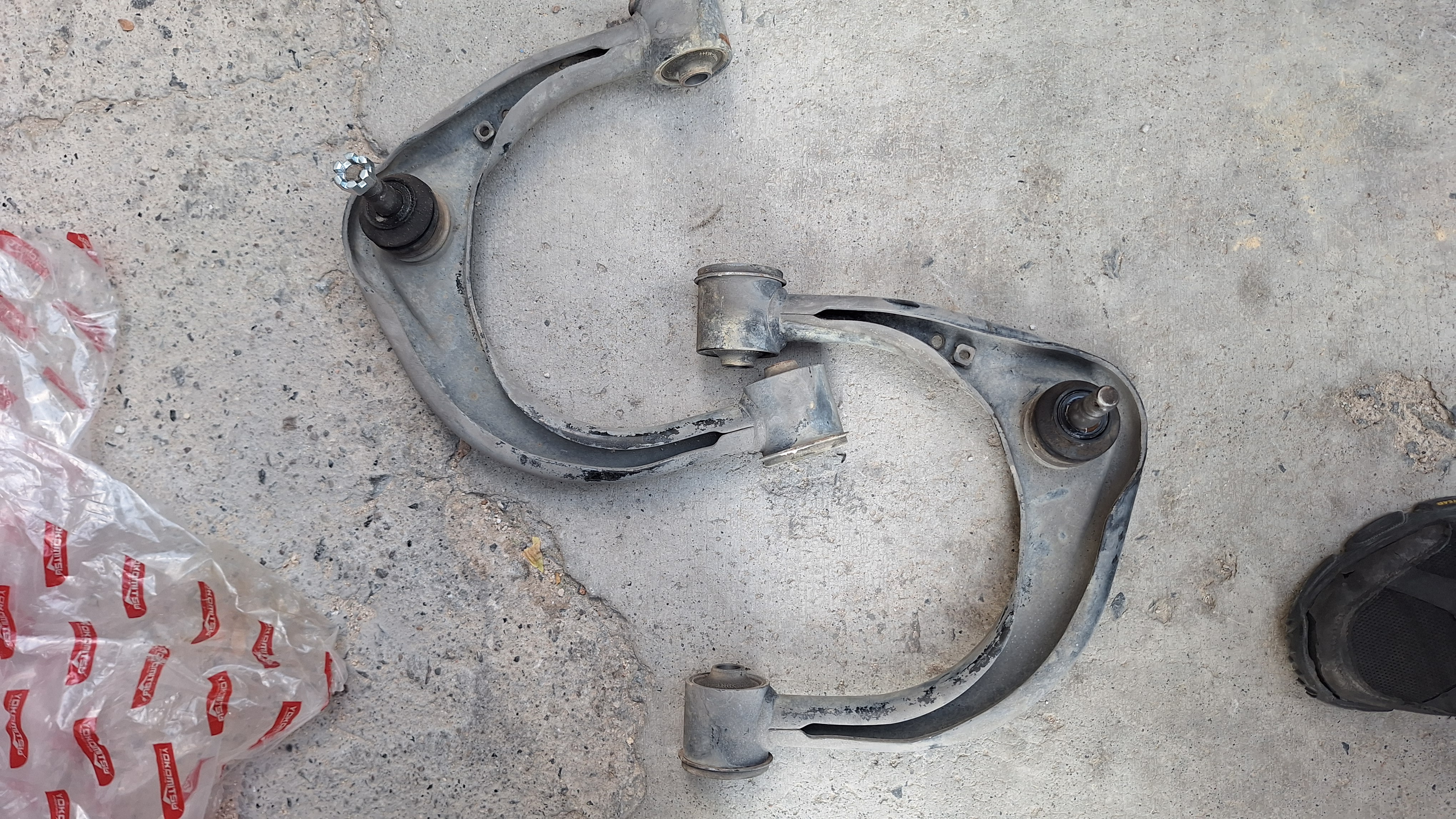 Horquillas superiores usadas retiradas de Toyota Hilux