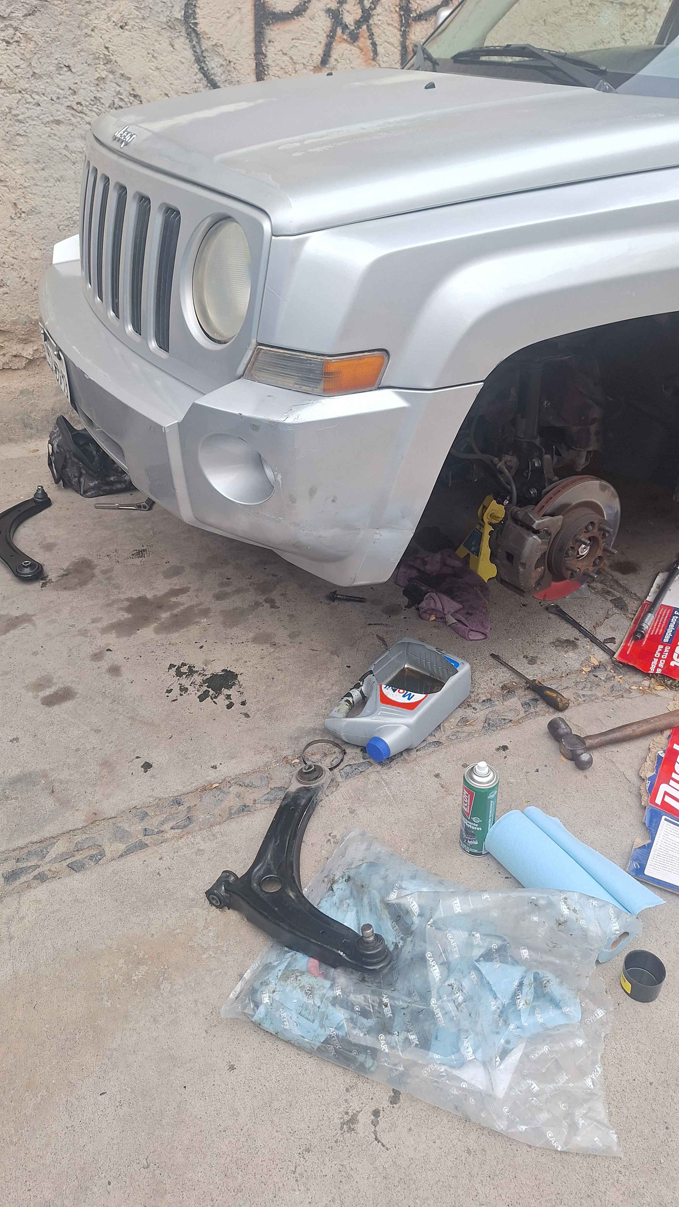 Jeep Patriot 2009 en servicio de suspensi&oacute;n y horquillas delanteras en Guadalajara