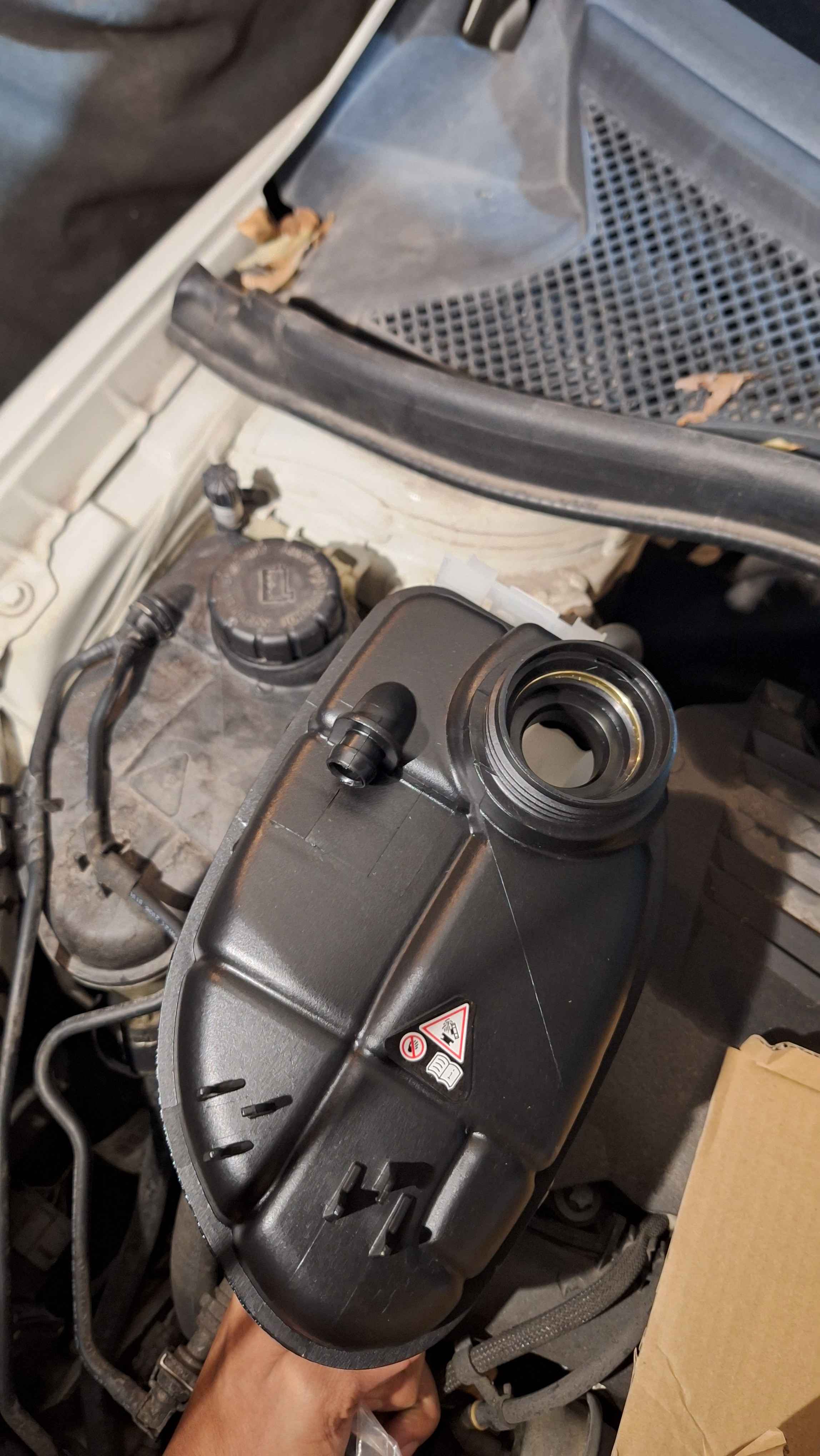 Comparaci&oacute;n del dep&oacute;sito de expansi&oacute;n usado y nuevo de Mercedes-Benz B180