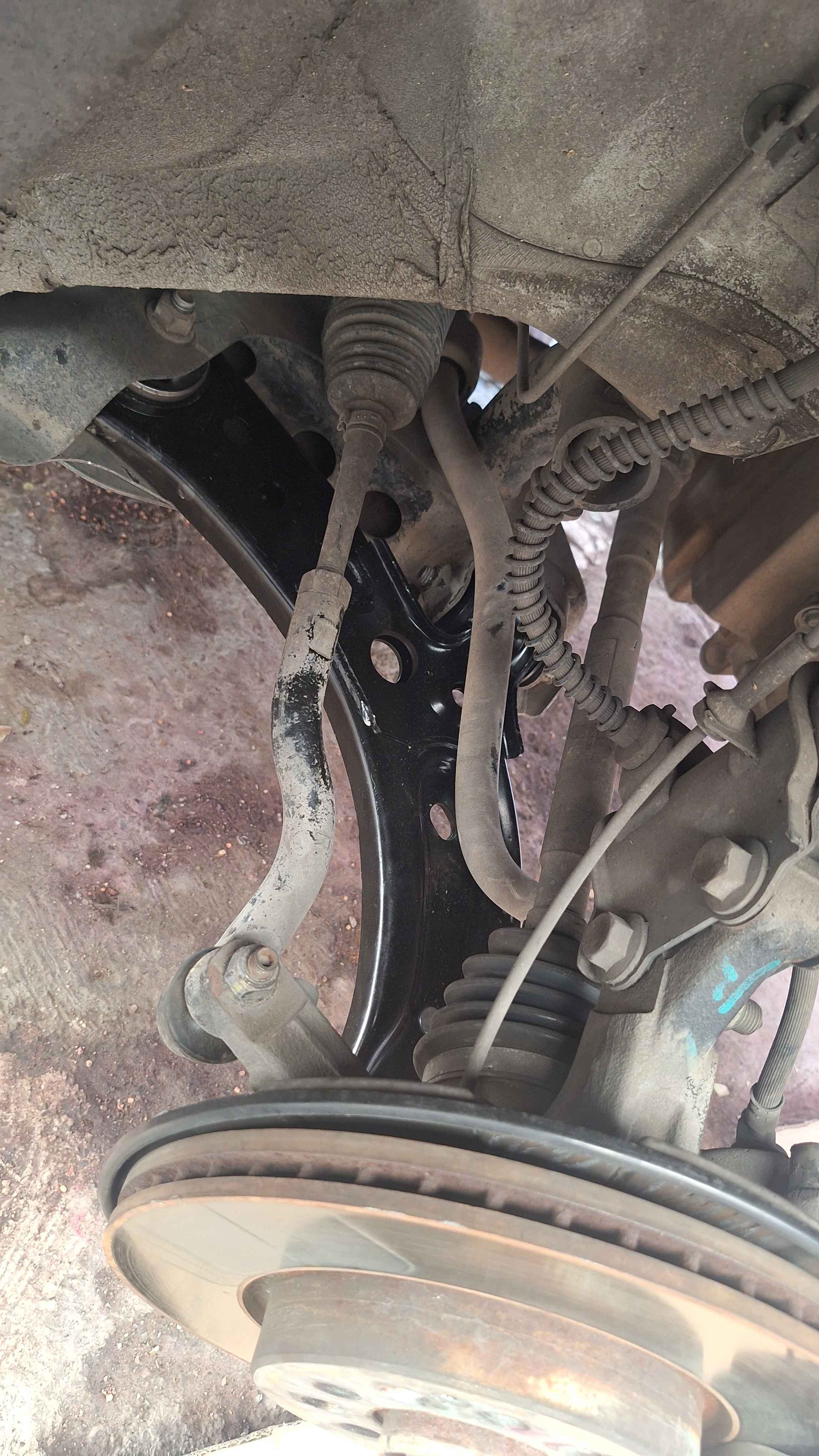 Horquilla instalada en camioneta MG durante reparaci&oacute;n de suspensi&oacute;n en Guadalajara