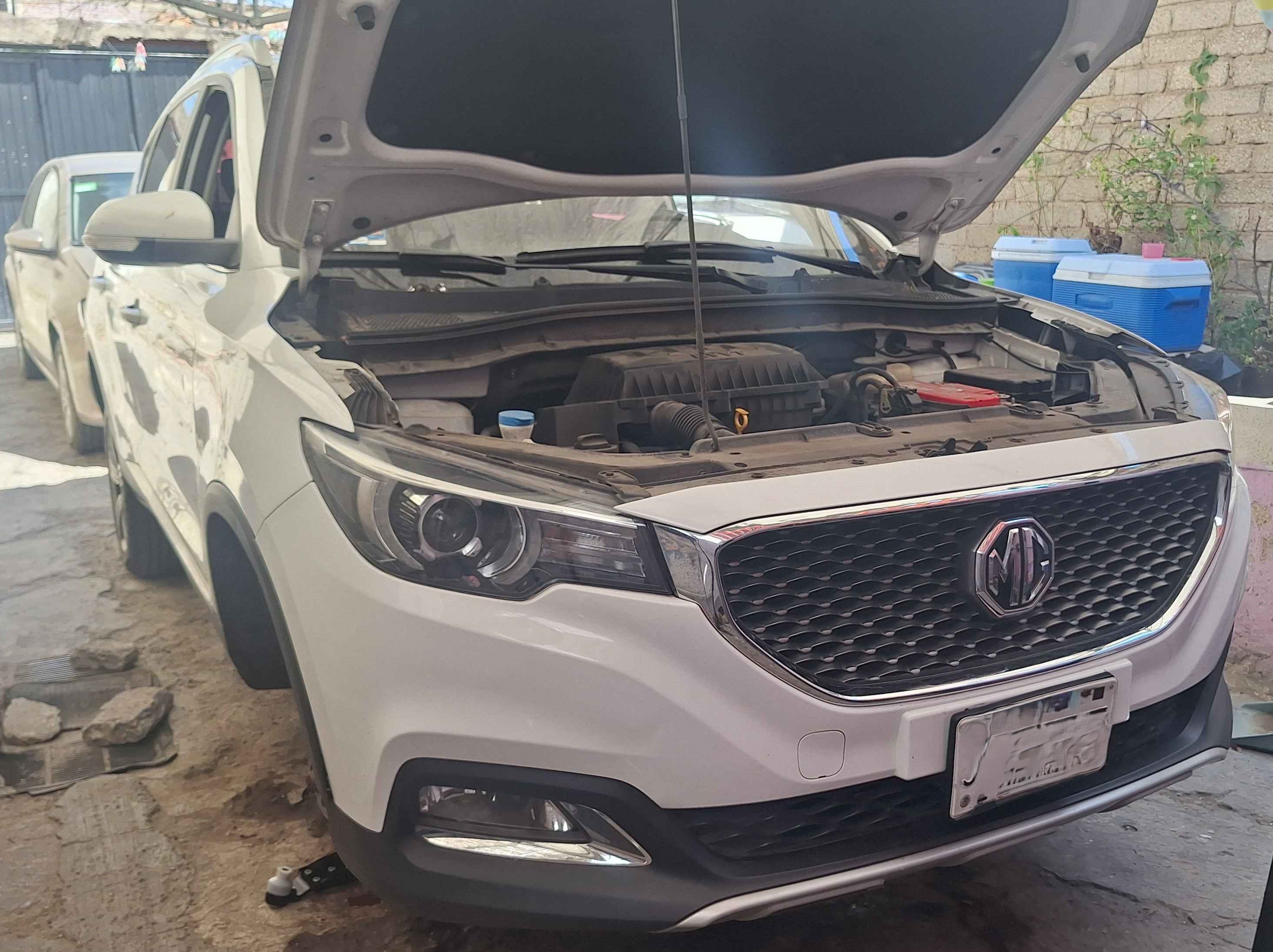 Camioneta MG en servicio de suspensi&oacute;n y direcci&oacute;n en Guadalajara