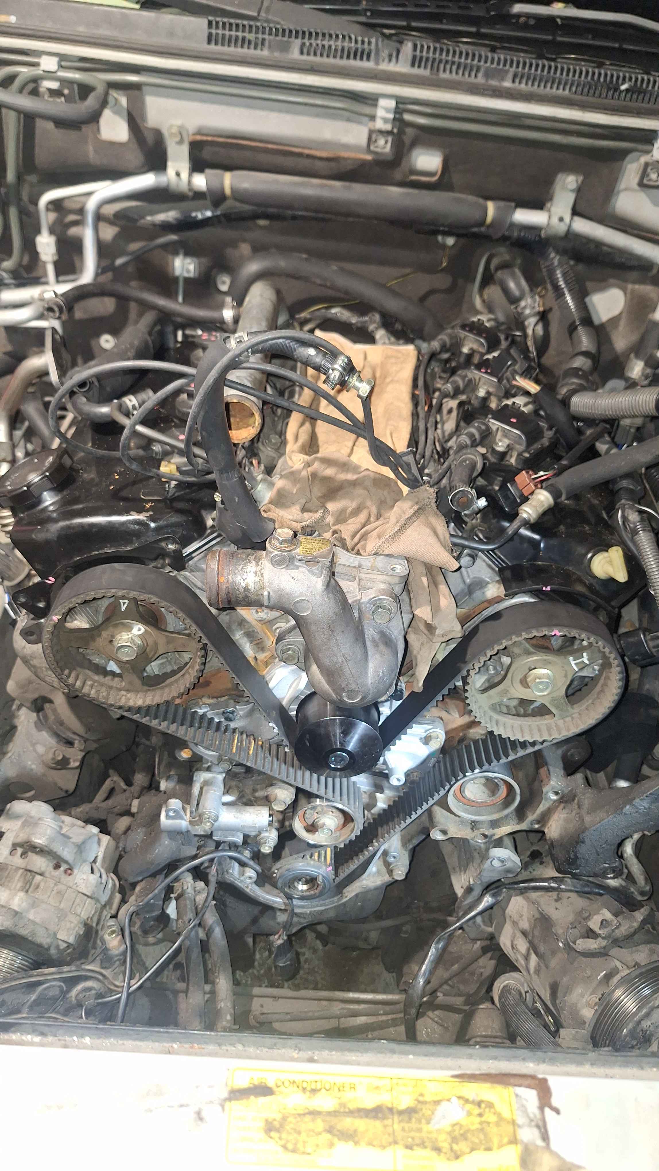 Cambio de empaques de tapa de punter&iacute;as en Mitsubishi Montero