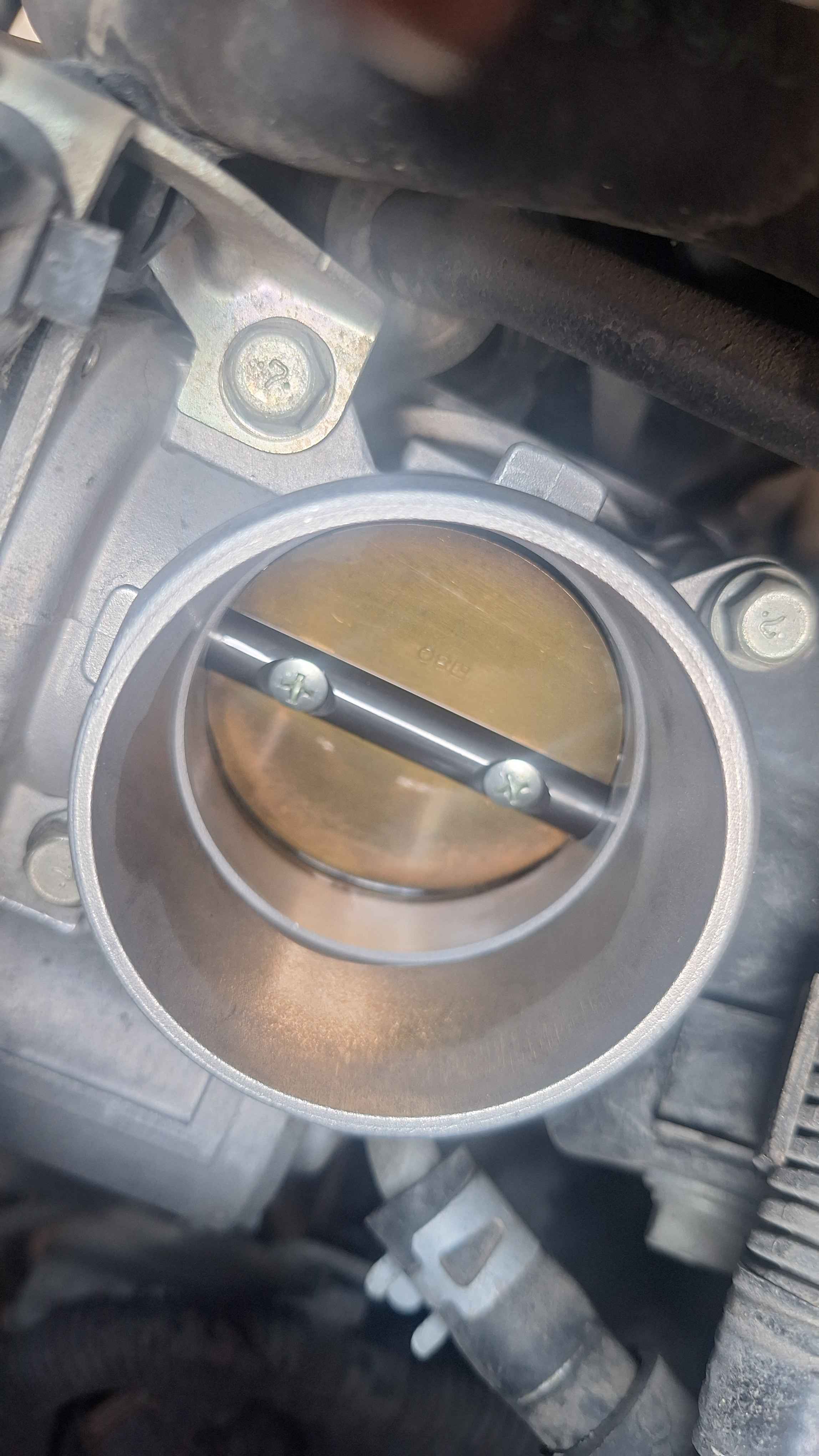 Limpieza de cuerpo de aceleraci&oacute;n en afinaci&oacute;n de Mitsubishi Outlander 2009 en Guadalajara