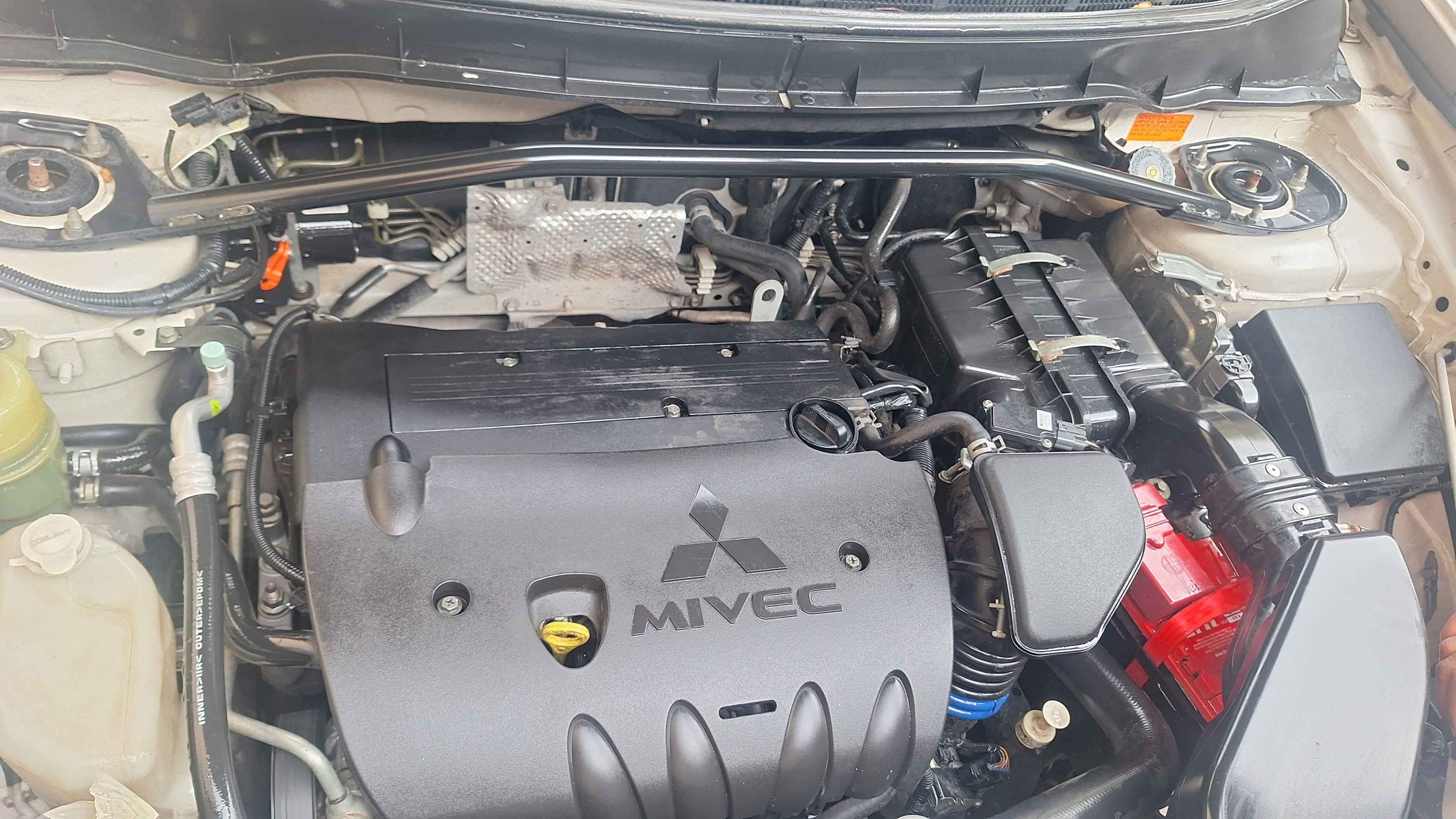 Inspecci&oacute;n general de motor en servicio de afinaci&oacute;n para Outlander 2009 en Guadalajara