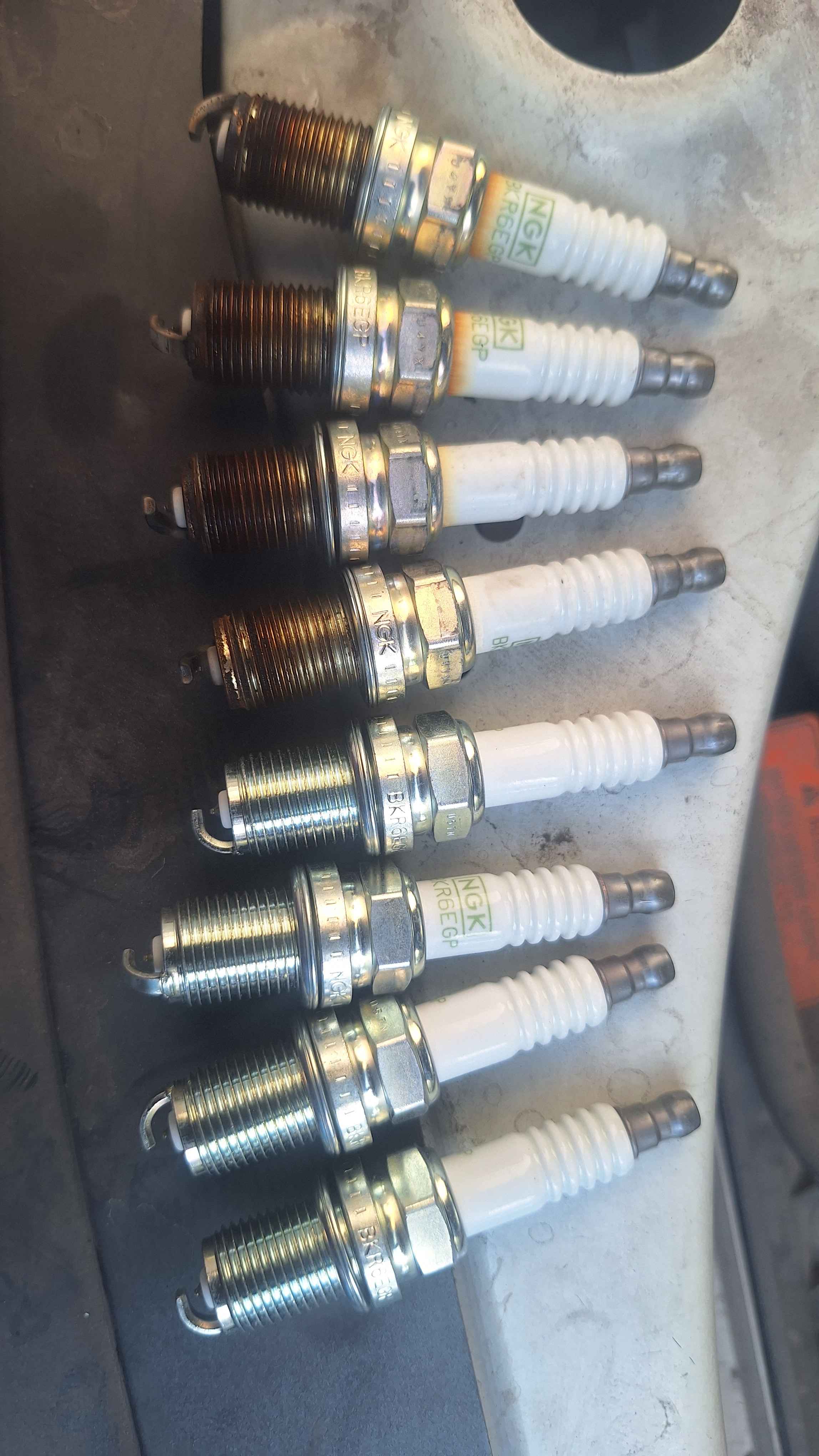 Cambio de buj&iacute;as en afinaci&oacute;n completa de Mitsubishi Outlander 2009 en Guadalajara