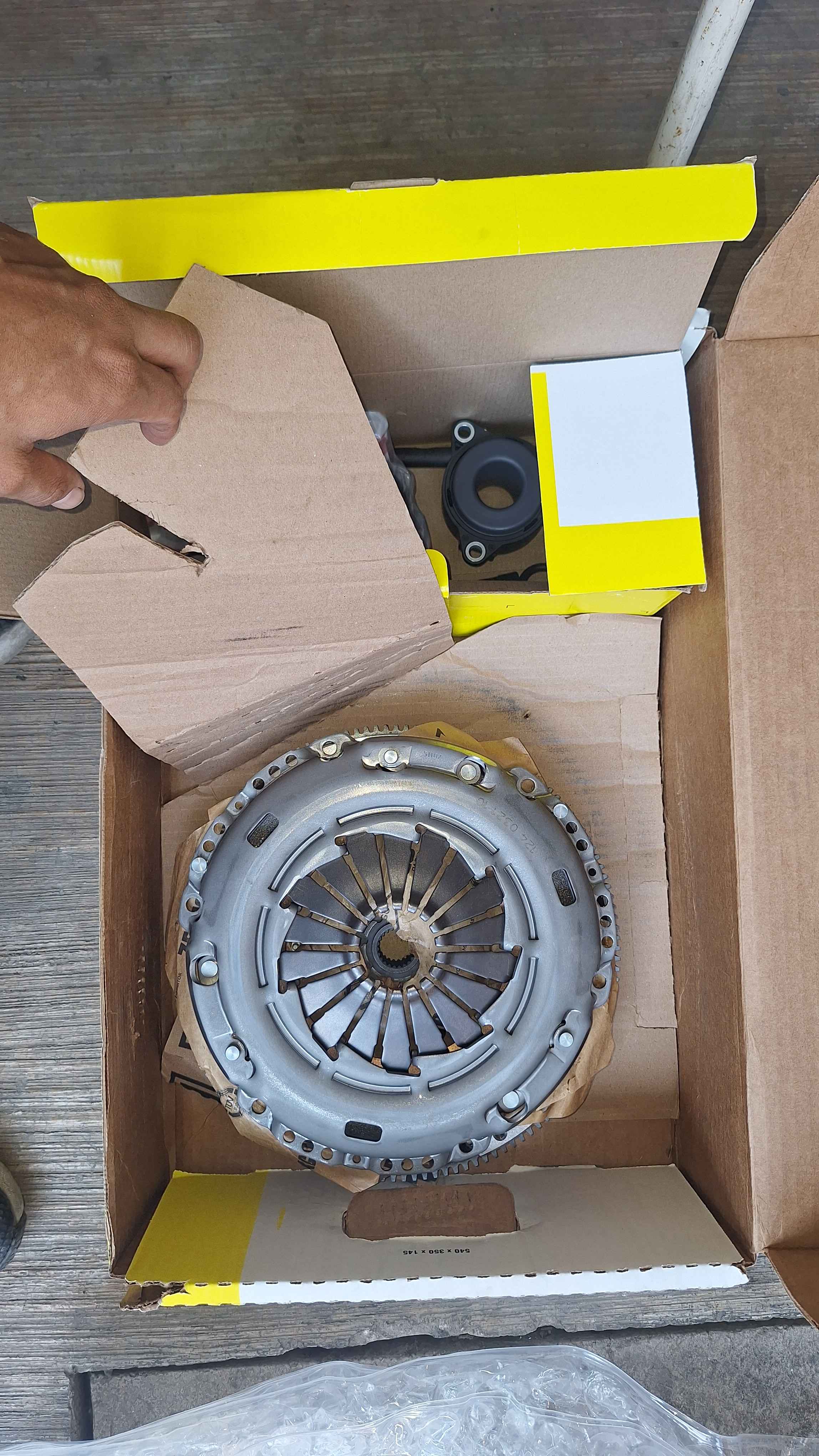 Vista del kit nuevo de clutch instalado para Seat Leon 2.0 Turbo