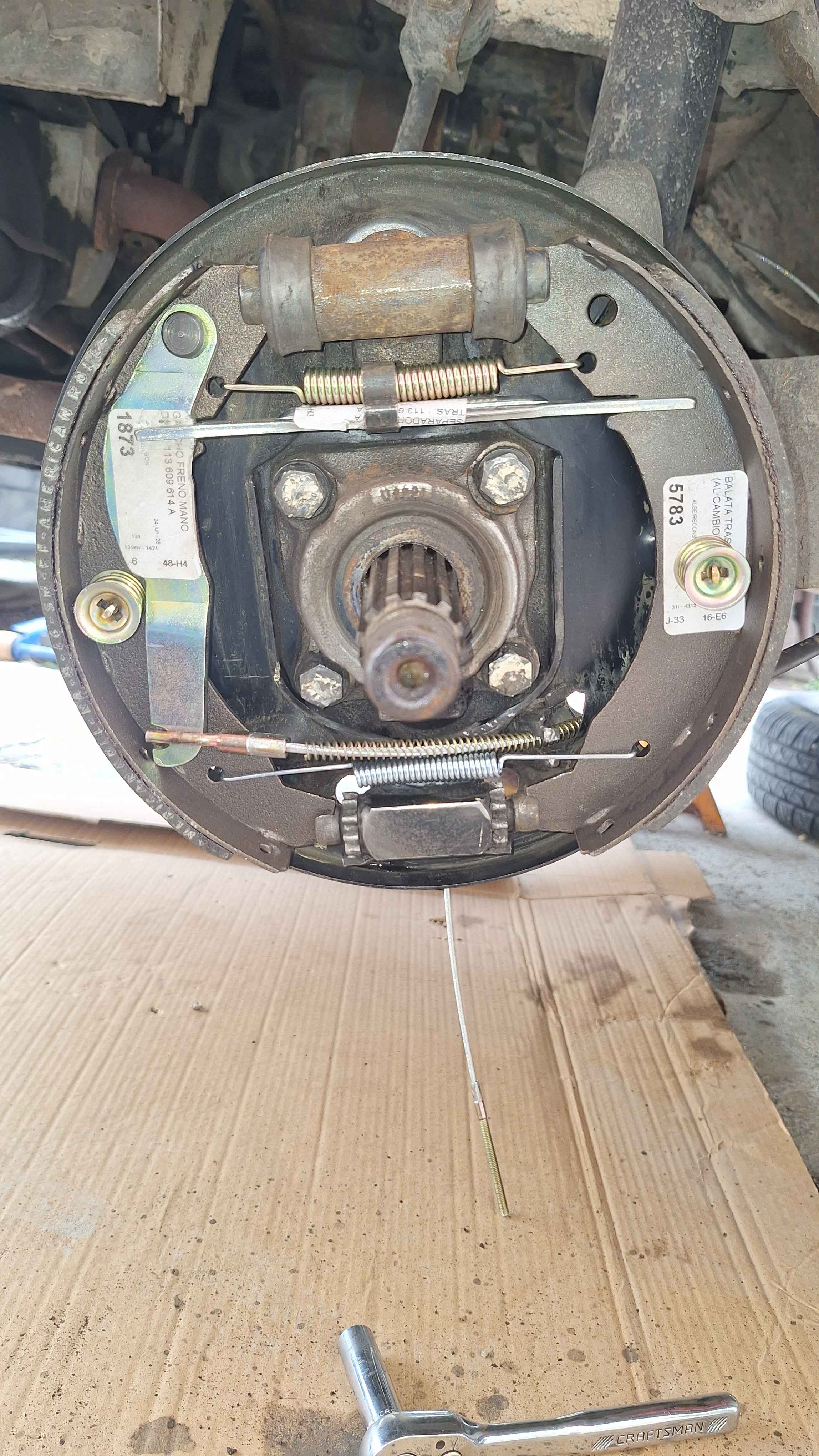 Balatas y herrajes traseros nuevos instalados en Volkswagen Sed&aacute;n 1983