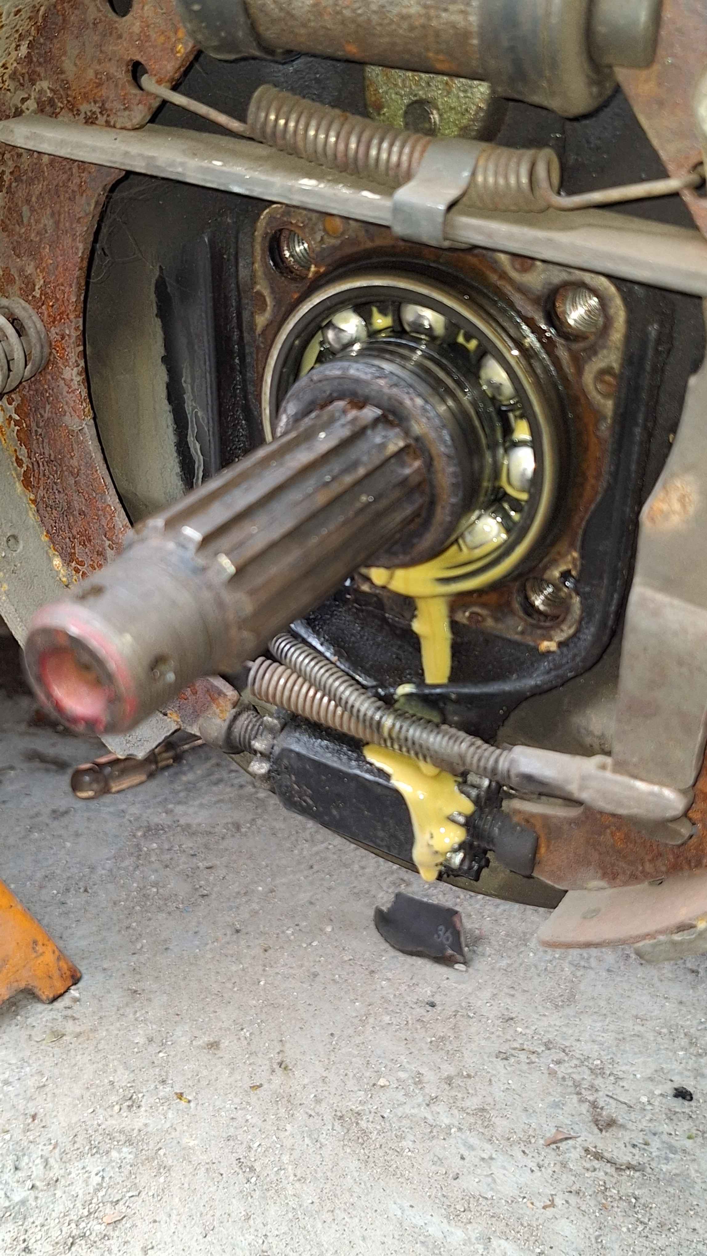 Fuga de aceite detectada en la rueda trasera de Volkswagen Sed&aacute;n 1983 durante servicio de frenos en Guadalajara