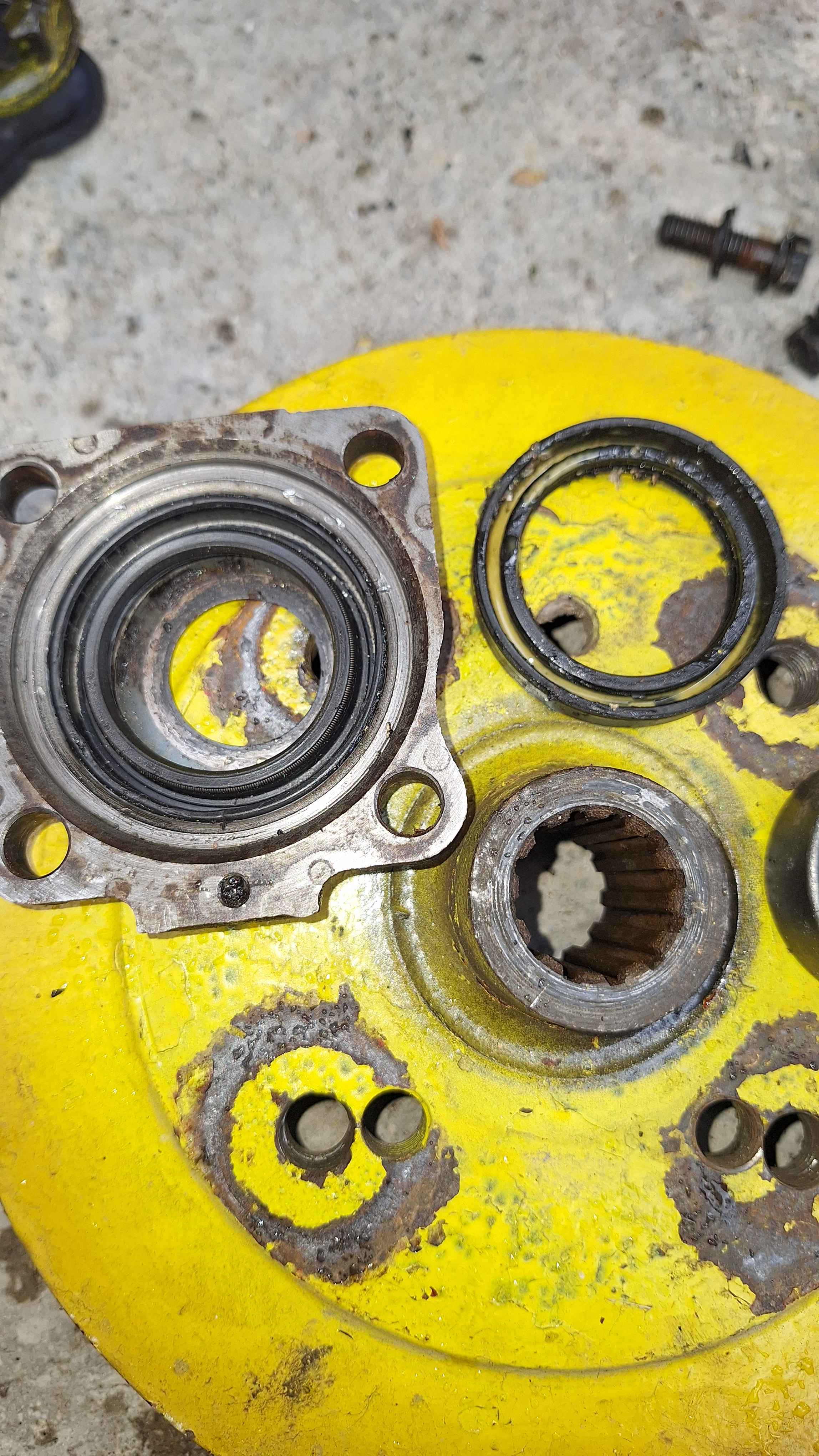 Comparaci&oacute;n de ret&eacute;n de rueda usado y nuevo para Volkswagen Sed&aacute;n 1983