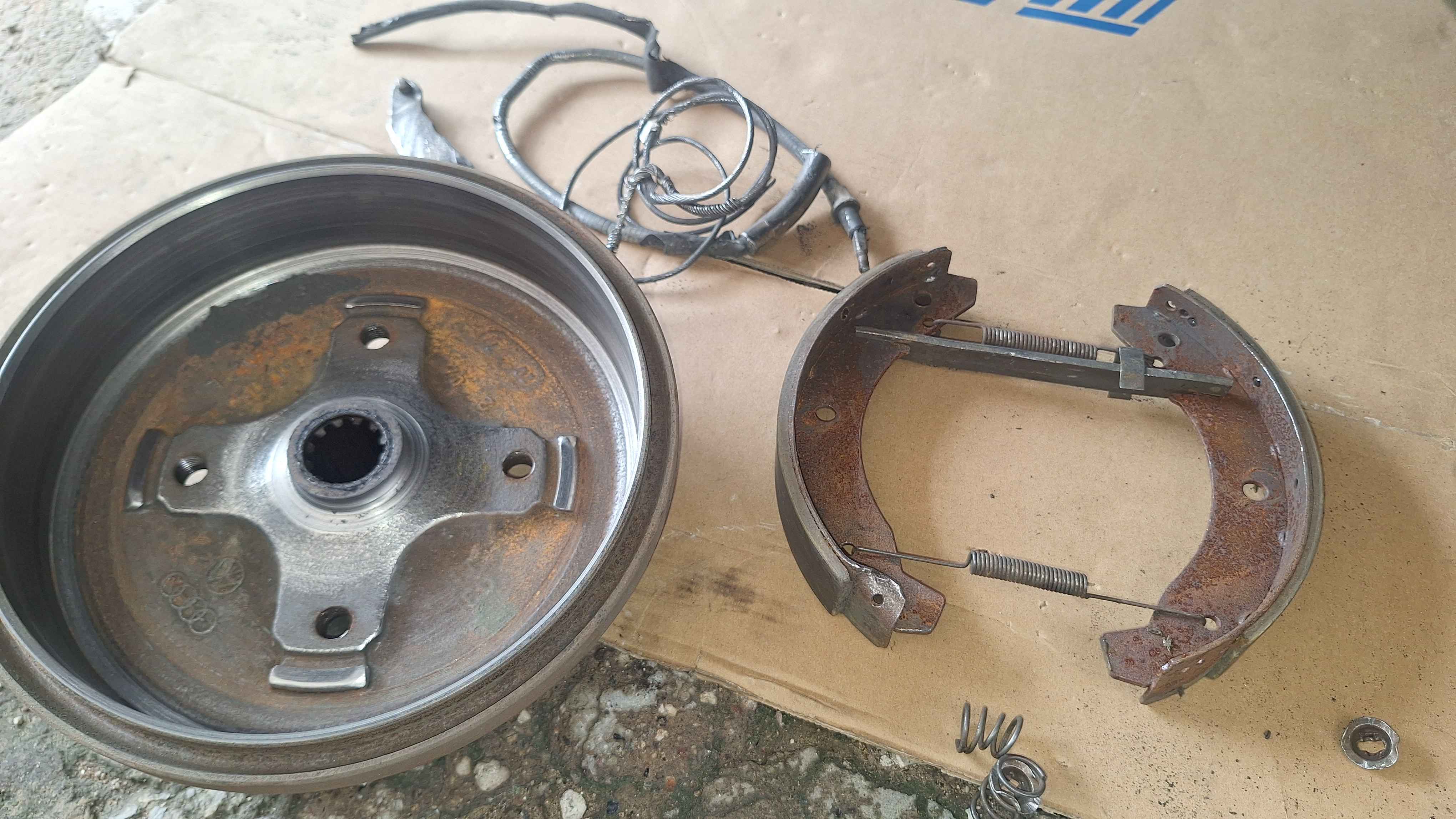 Tambor de freno trasero desgastado de Volkswagen Sed&aacute;n 1983