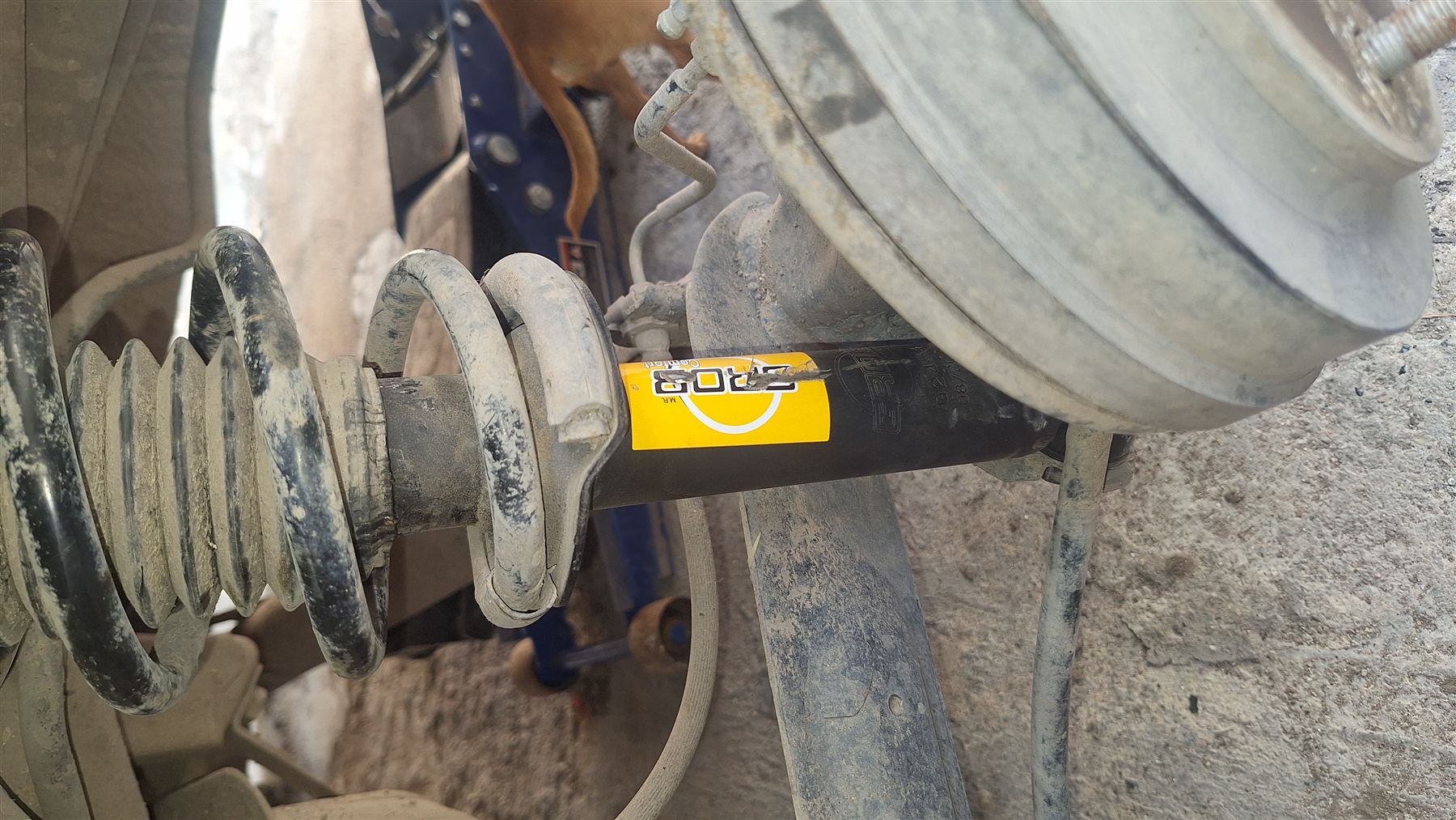 Instalaci&oacute;n de amortiguador trasero en Nissan Sentra 2004