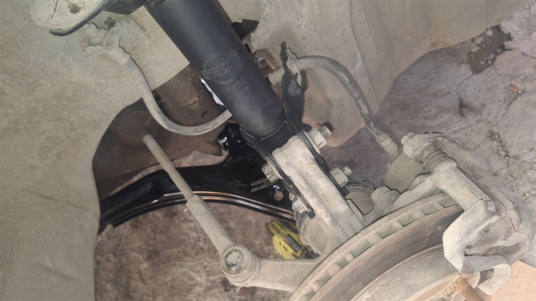 Instalaci&oacute;n de horquilla y amortiguador en Nissan Sentra 2004