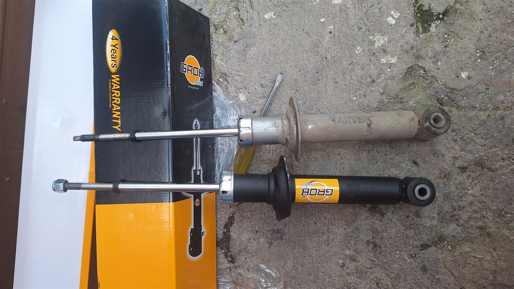 Comparaci&oacute;n de amortiguador nuevo y usado trasero de Nissan Sentra 2004