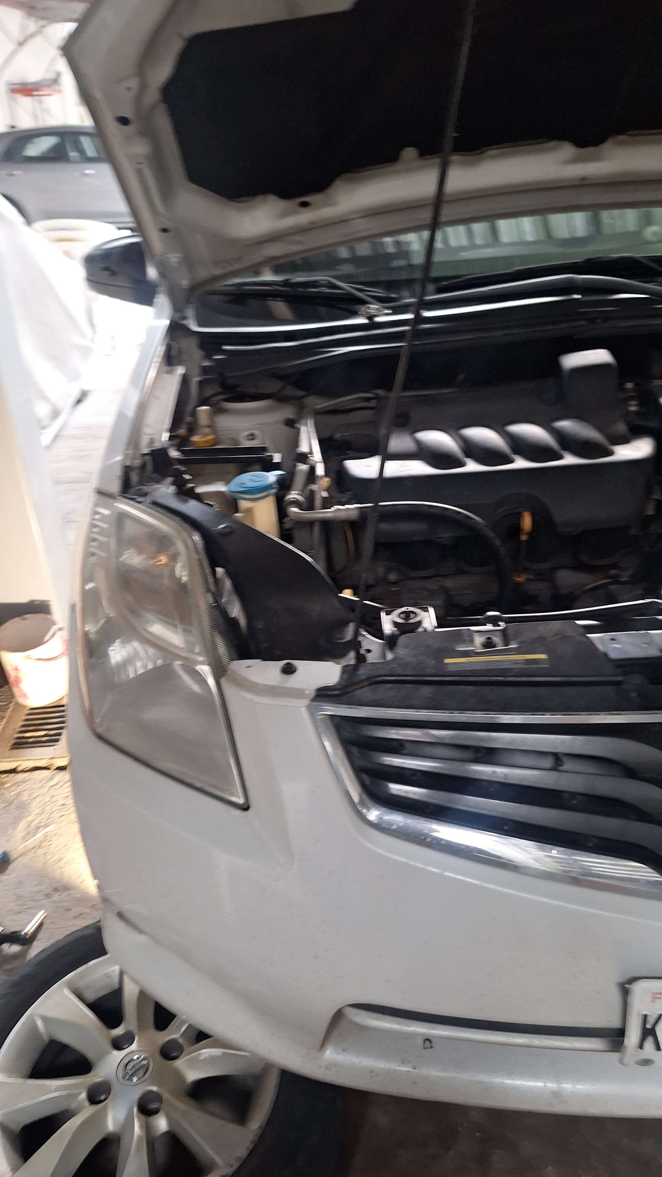 Nissan Sentra en servicio de cambio de balatas delanteras en Guadalajara