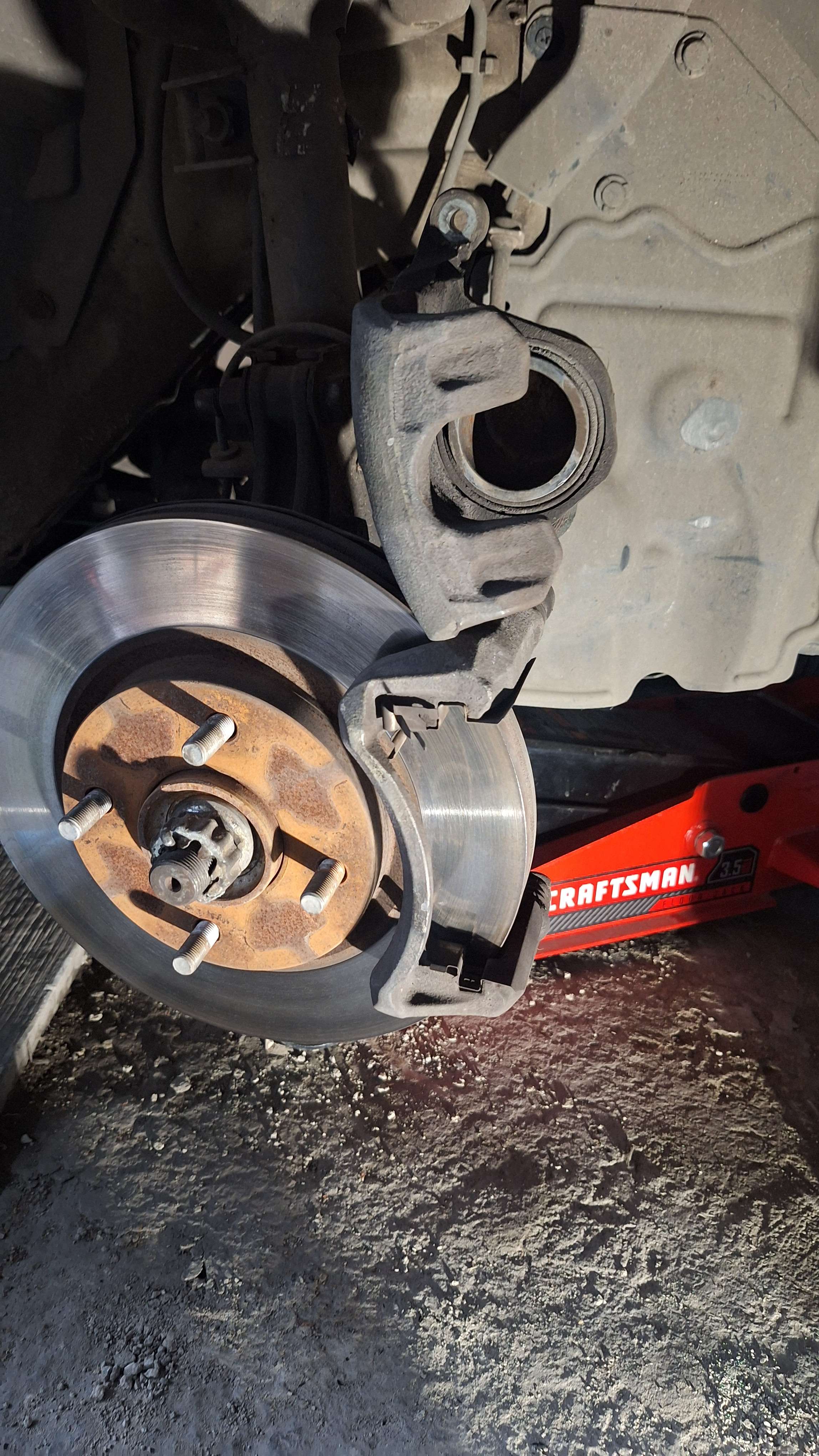 Disco y caliper de Nissan Sentra durante servicio de frenos
